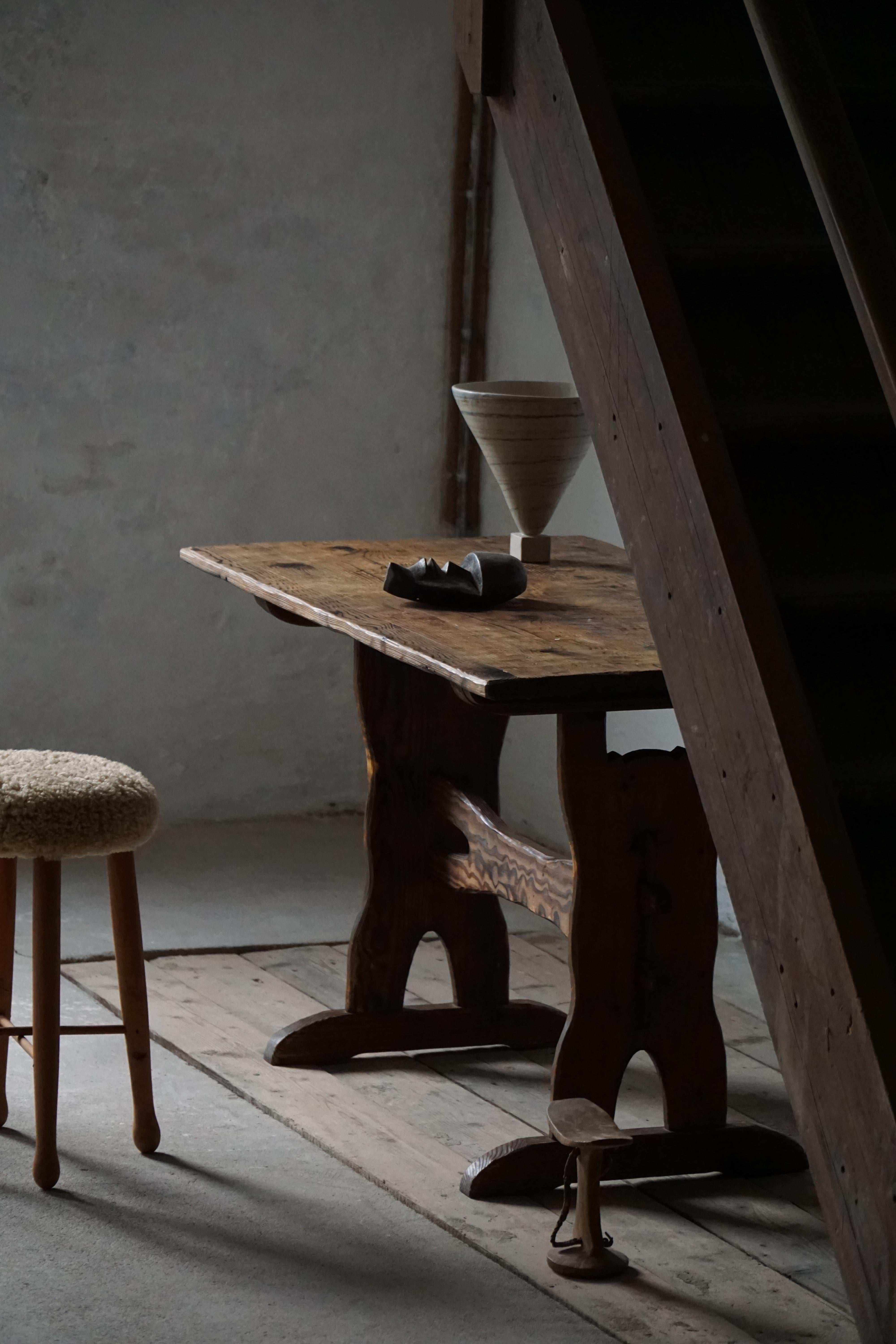 Table en pin rustique artisanale suédoise du milieu du 20e siècle, 