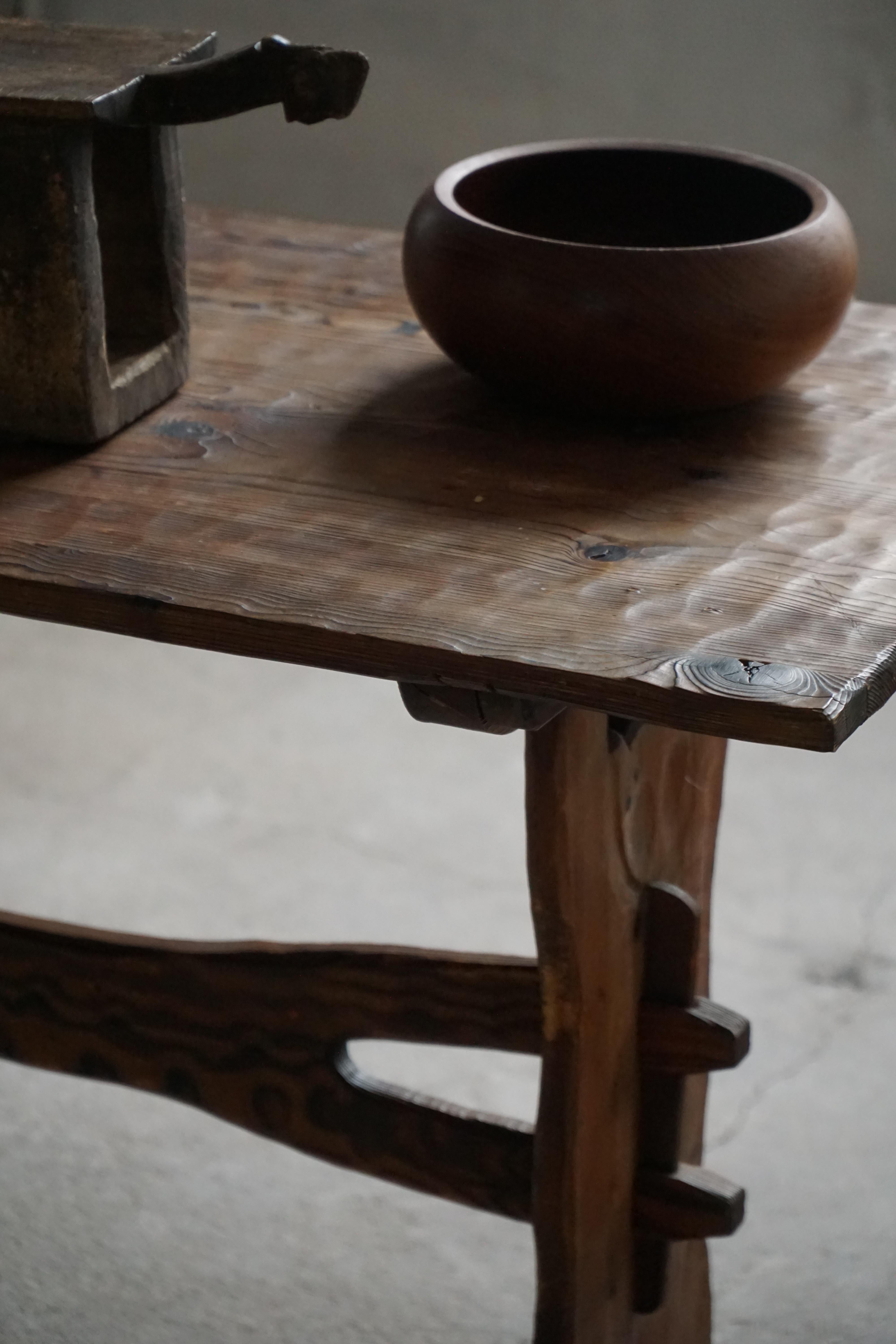 Pin Table en pin rustique artisanale suédoise du milieu du 20e siècle, 