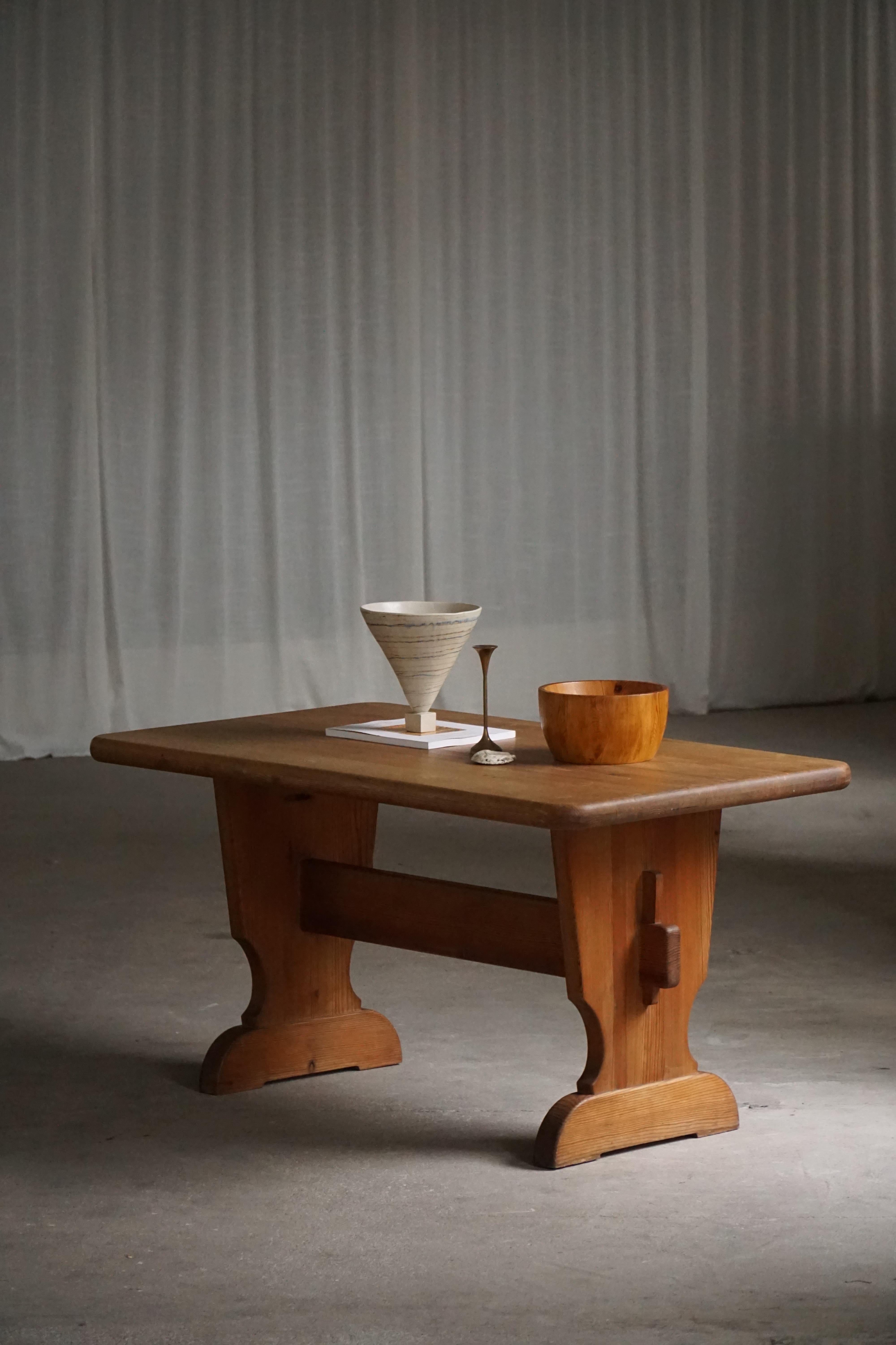 Magnifique table de salle à manger en pin massif du début du milieu du siècle dernier, conçue par Ferdinand Lundquist et produite par Åby Möbelfabrik à Göteborg. Un exemple classique de l'artisanat suédois des années 1930/40. Construite avec une