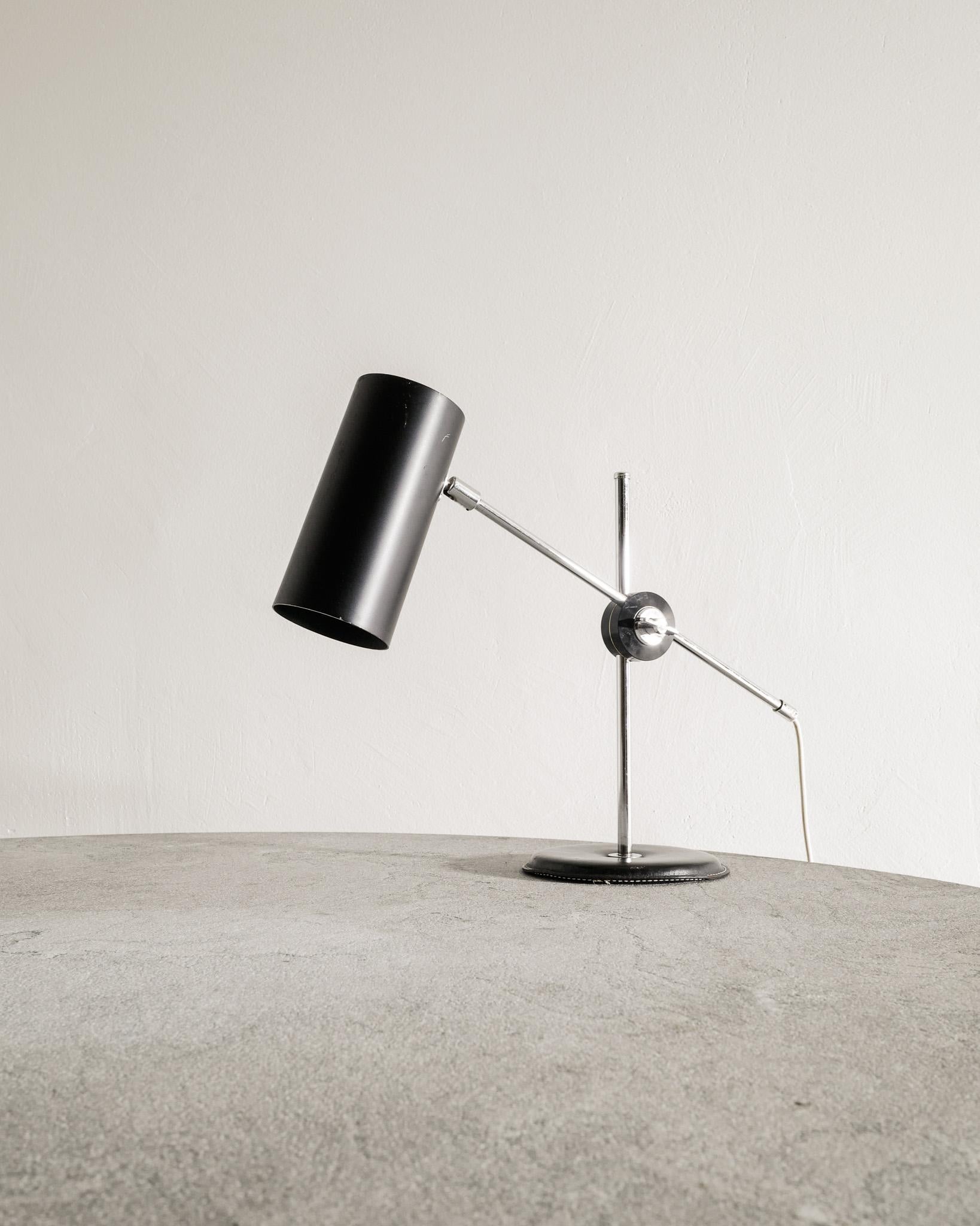 Rare et emblématique lampe de bureau suédoise moderne du milieu du siècle, avec un pied en cuir noir, une base chromée et un abat-jour en métal laqué noir. Cette lampe 