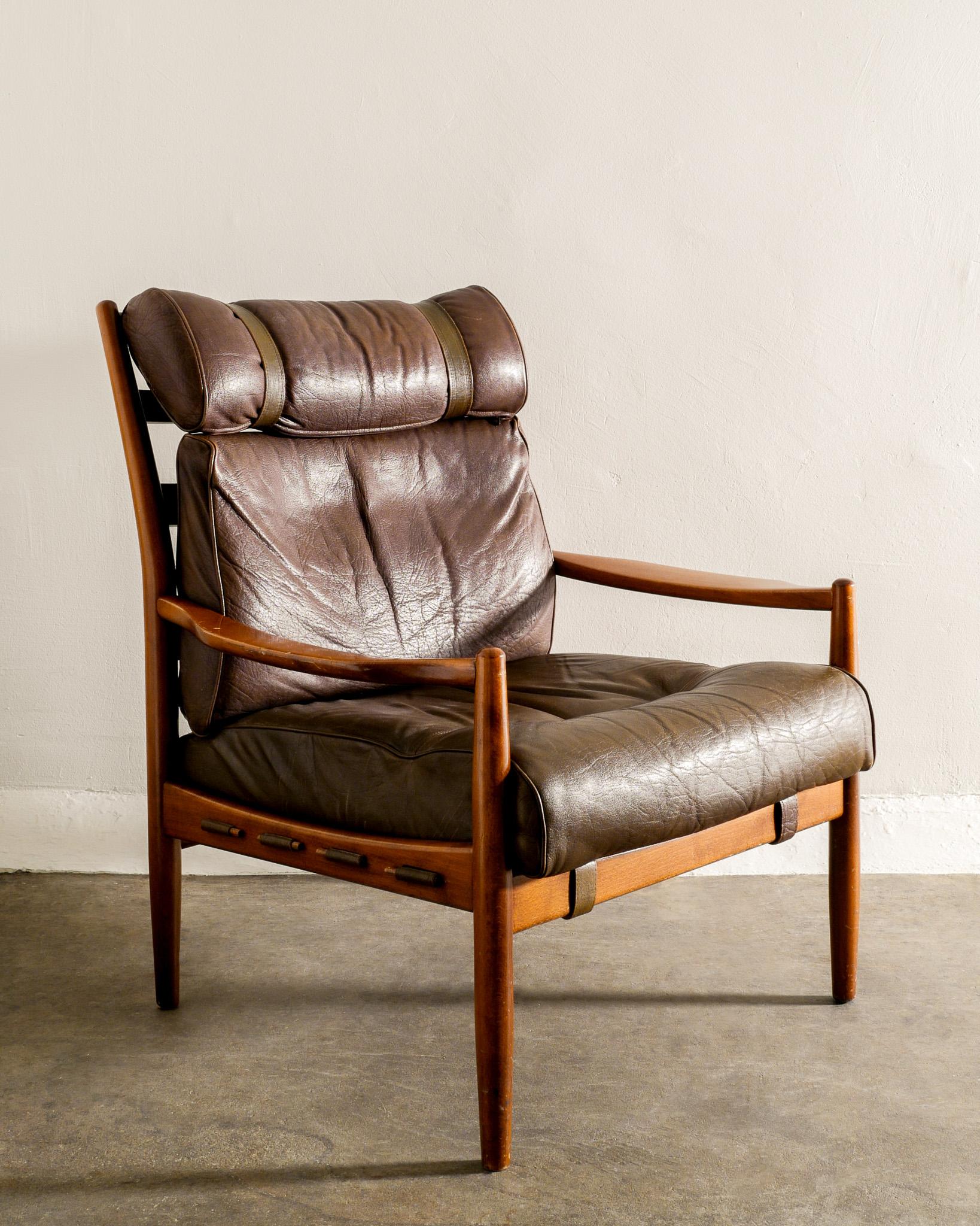 Rare fauteuil du milieu du siècle en cuir de buffle épais, patiné, bien conservé et en noyer dans le style d'Arne Norells produit en Suède dans les années 1950. Bon état d'origine. 

Dimensions : H : 90 cm / 35.5
