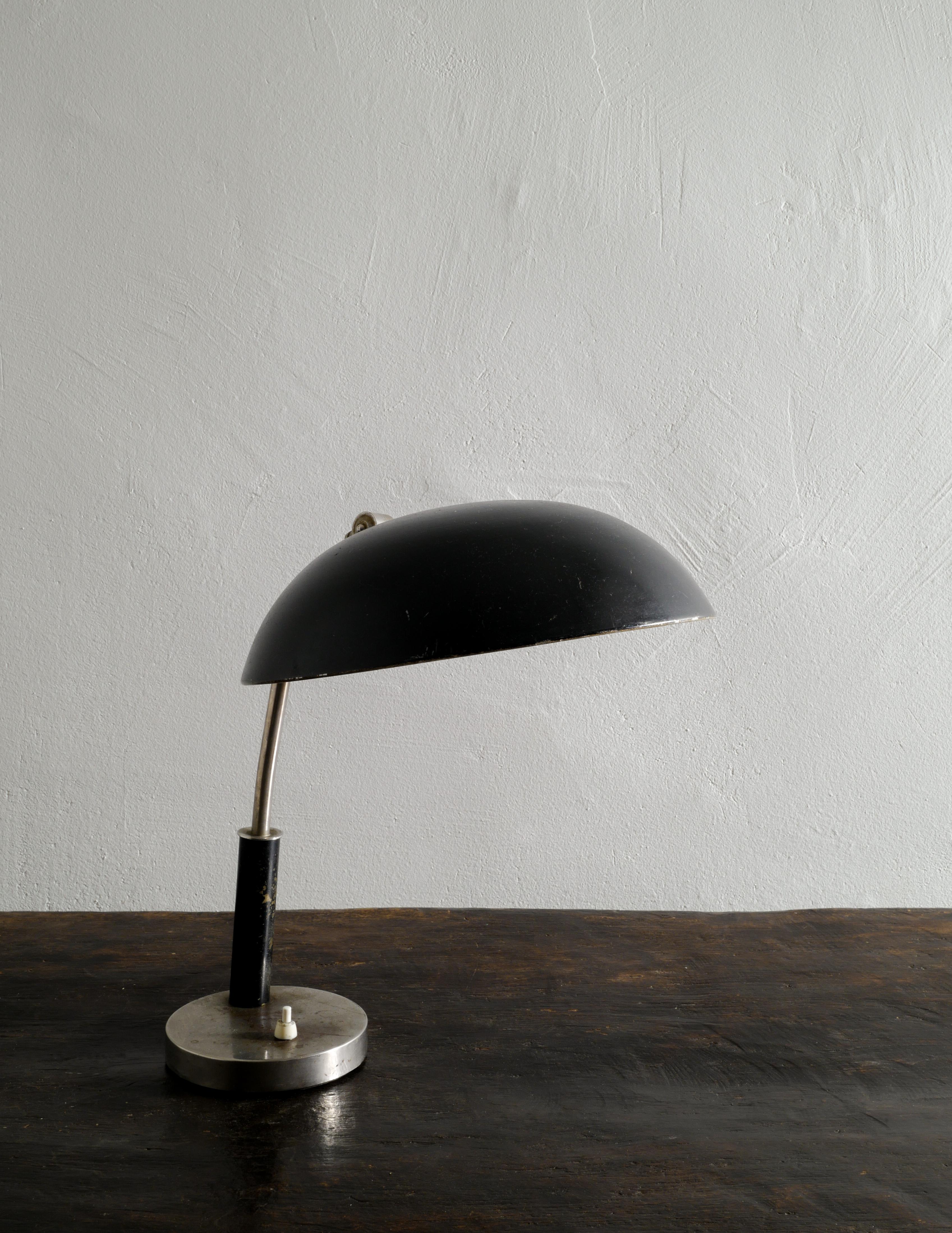 Rare and beautiful mid-century / Art Déco table desk lamp in metal produced in Sweden during the 1940s. In good vintage and original condition with patina from age and use. Working well. 

Dimensions: H: 38 cm W: 28 cm D: 36 cm.

