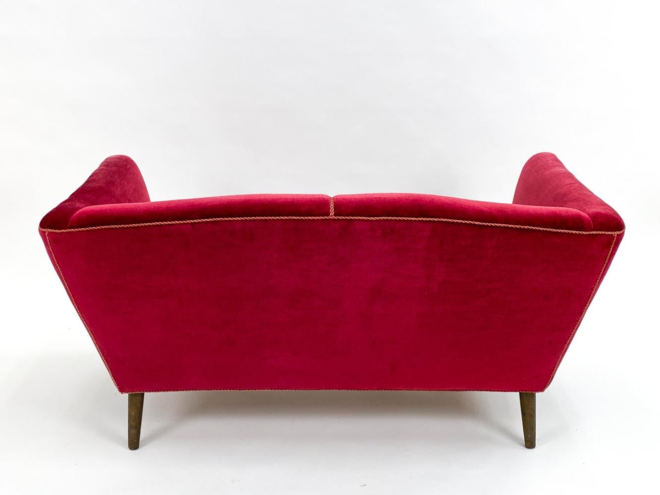 Canapé suédois du milieu du siècle en hêtre et mohair rouge, années 1950 en vente 3