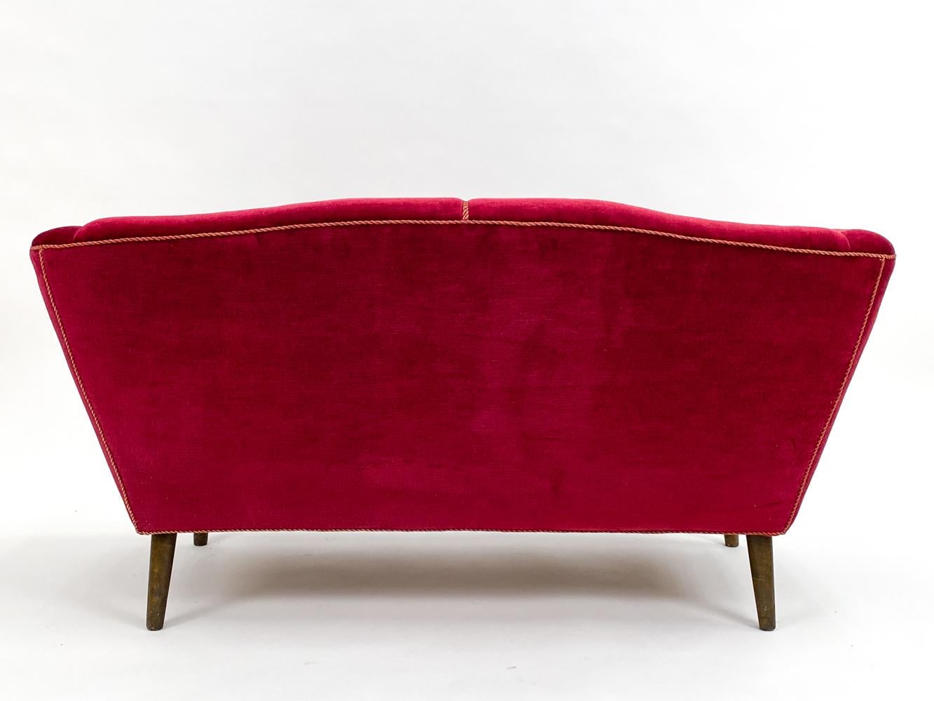 Canapé suédois du milieu du siècle en hêtre et mohair rouge, années 1950 en vente 4