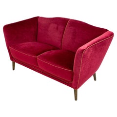 Canapé suédois du milieu du siècle en hêtre et mohair rouge, années 1950