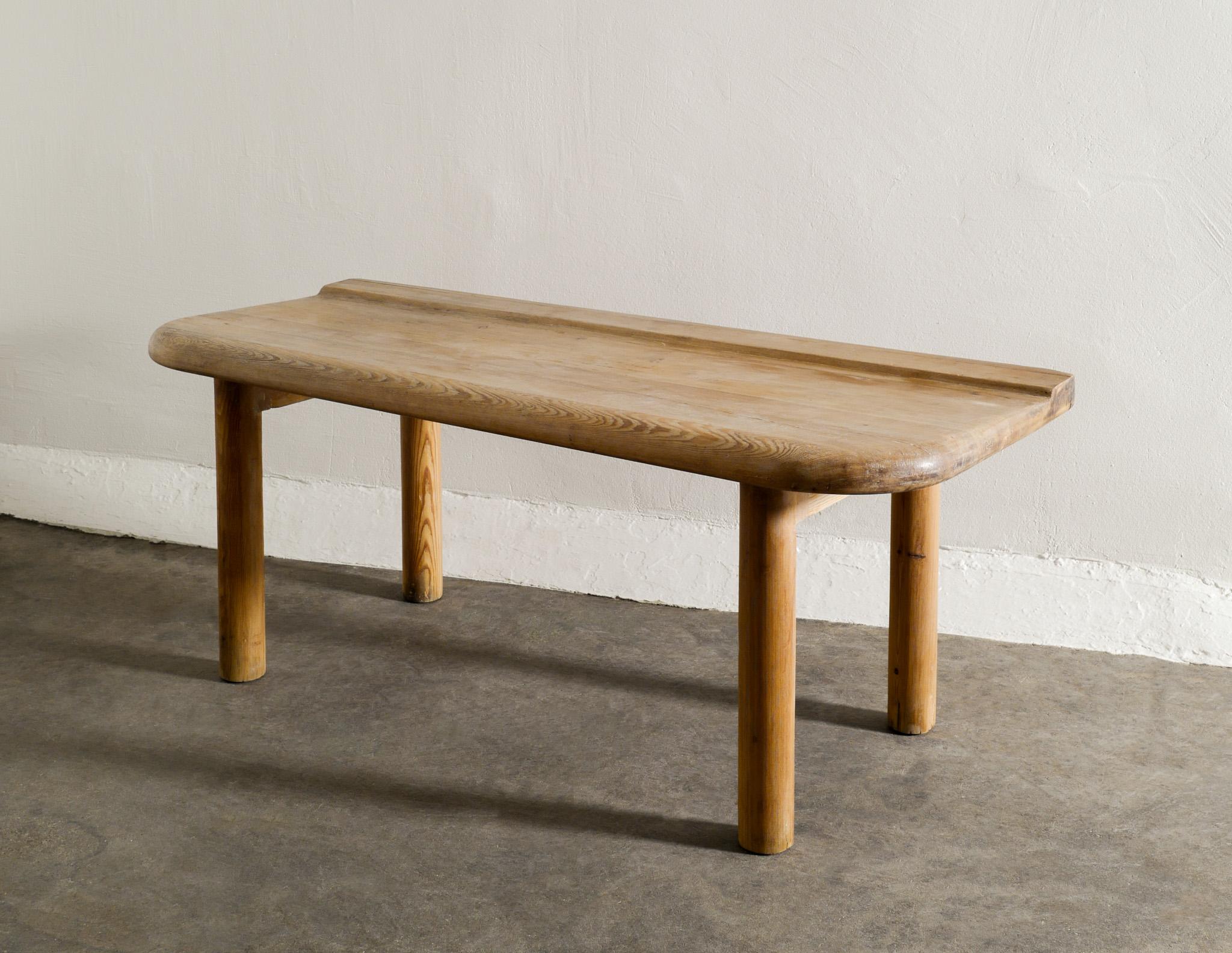 Rare Swedish pine bench produced by anonymous designer in 1930s. In good original condition. The thick round legs reminds a lot of Charlotte Perriand and Pierre Chapo's French mid century works. 

Dimensions: H: 46 cm / 18
