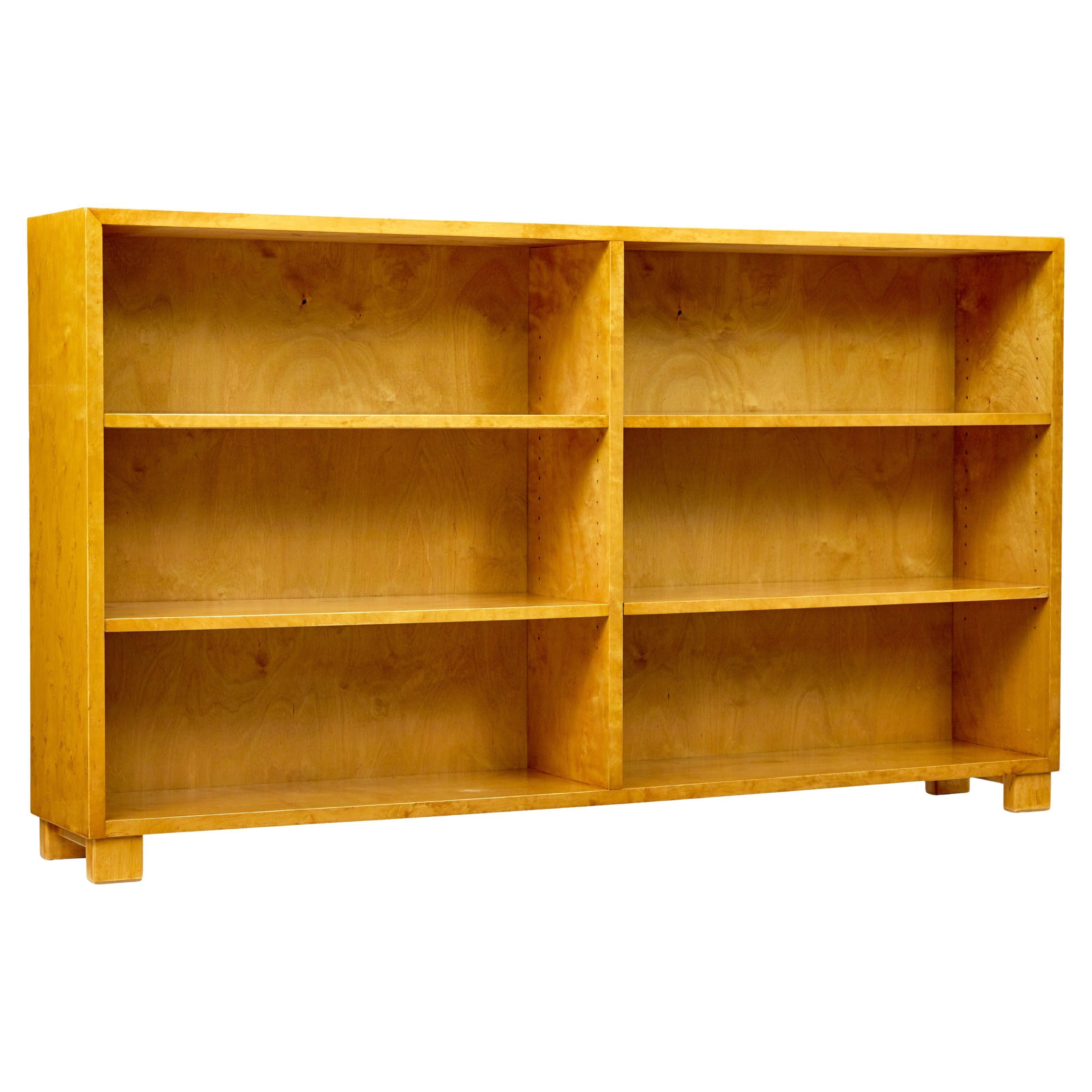 Schwedisches niedriges offenes Bücherregal aus Birke aus der Mitte des Jahrhunderts