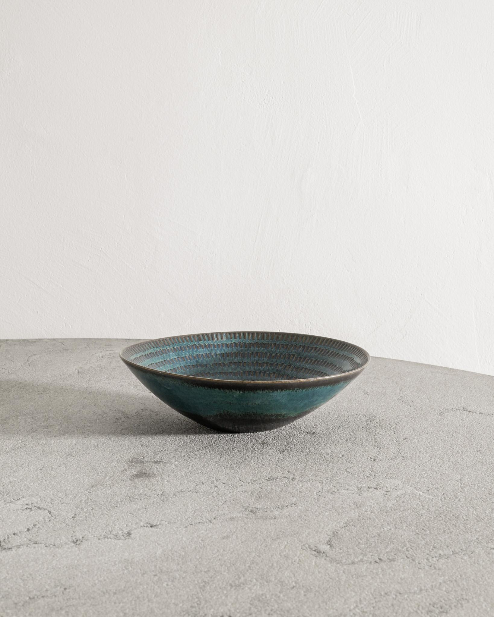 Rare bol décoratif suédois en céramique du milieu du siècle en émail bleu turquoise imprimé par Stig Lindberg pour Gustavsberg Studio Sweden, 1963. En bon état d'origine et signé par l'artiste avec la main emblématique du studio pour Gustavsberg.