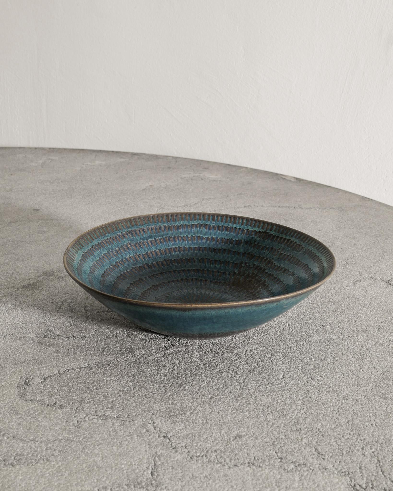 Scandinave moderne Bol en céramique bleue du milieu du siècle suédois par Stig Lindberg pour Gustavsberg, 1960s en vente