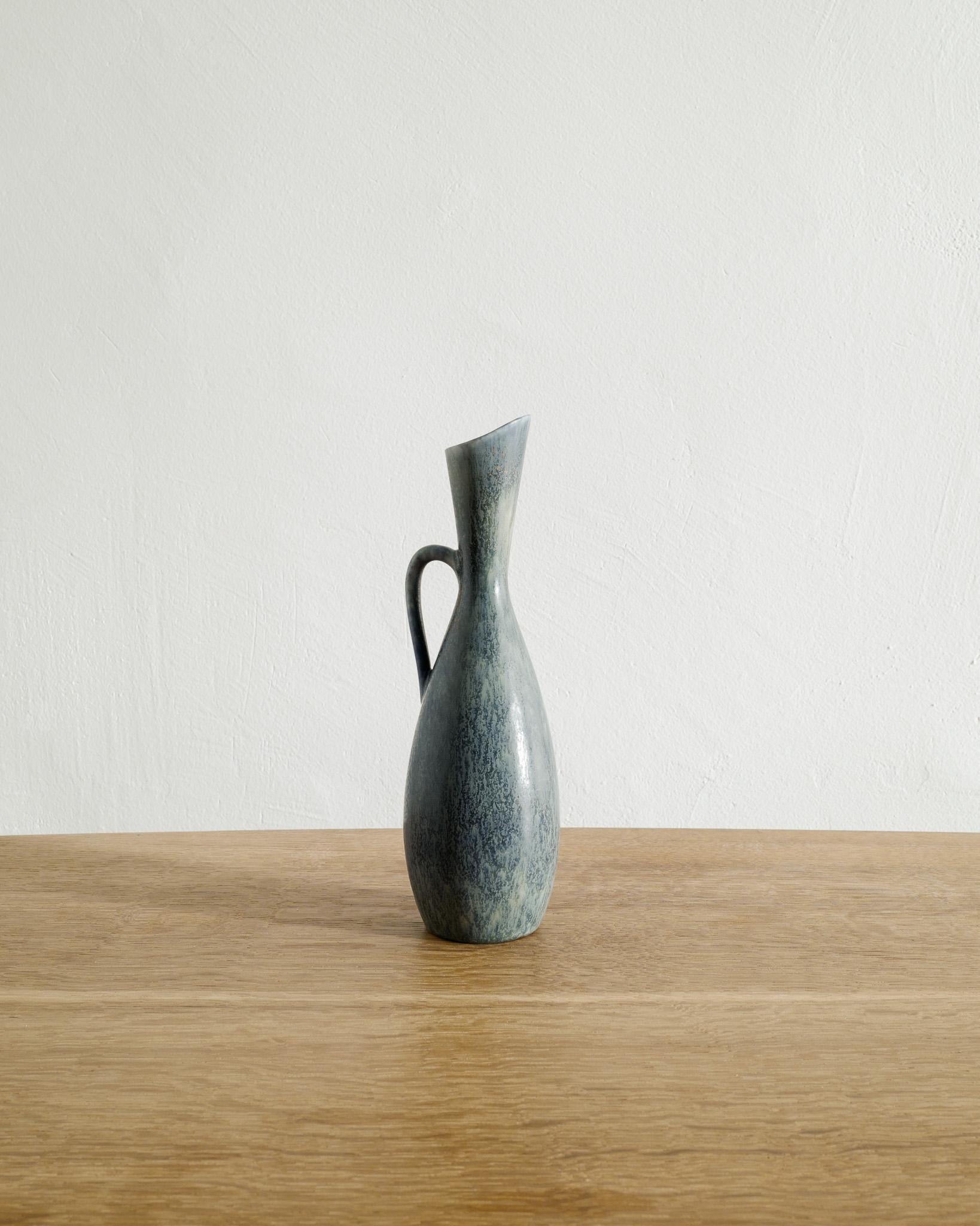 Rare pichet bleu en grès / céramique suédois du milieu du siècle par Carl-Harry Stålhane produit par Rörstrand Suède, années 1950. En bon état d'origine.
Signé. 

Dimensions : H : 26 cm / 10.25