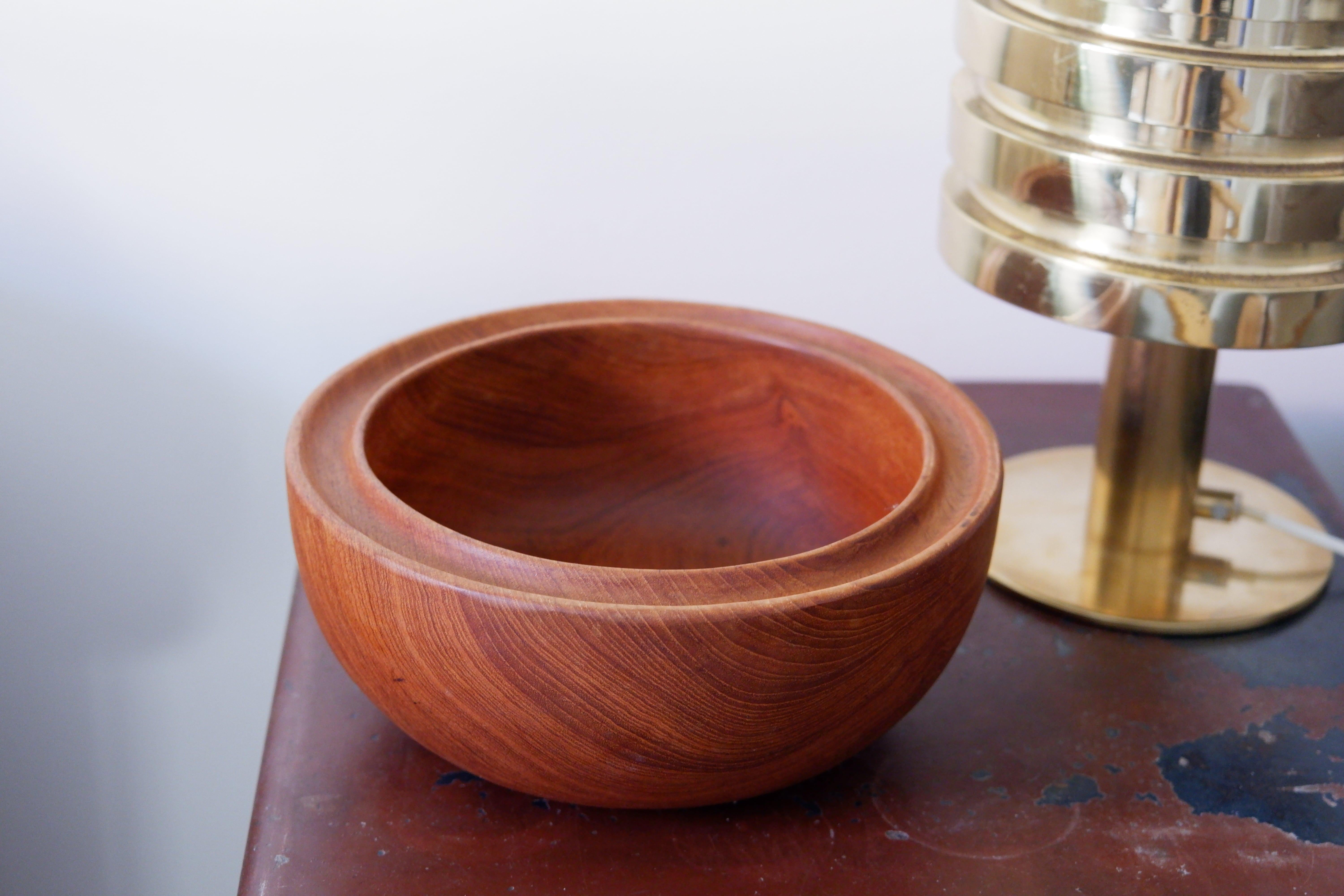 Swedish mid century bowl in teak produced during the second half of the century. Dimensions : Diameter 25 cm / High 12 cm. 

Wear some mark of patina and use.