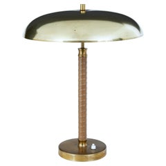 Lampe de table suédoise du milieu du siècle en laiton et cuir par Boréns