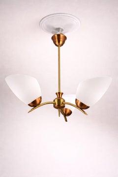 Schwedischer Messing-Kupfer-Kronleuchter aus der Mitte des Jahrhunderts mit Opalglas, 1950er Jahre