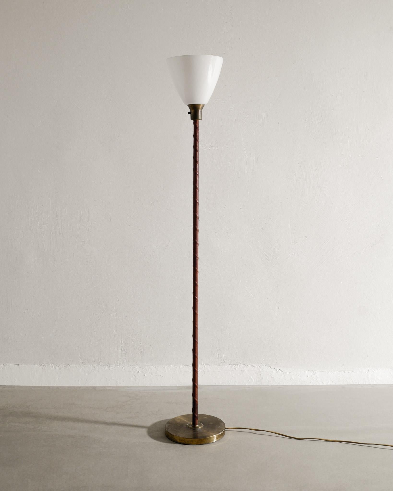 Seltene schwedische Stehlampe aus der Mitte des Jahrhunderts aus Messing, Leder und Opalglas, hergestellt in Schweden, 1950er Jahre. In gutem Zustand mit alters- und gebrauchsbedingter Patina. Unter dem Sockel gestempelt 