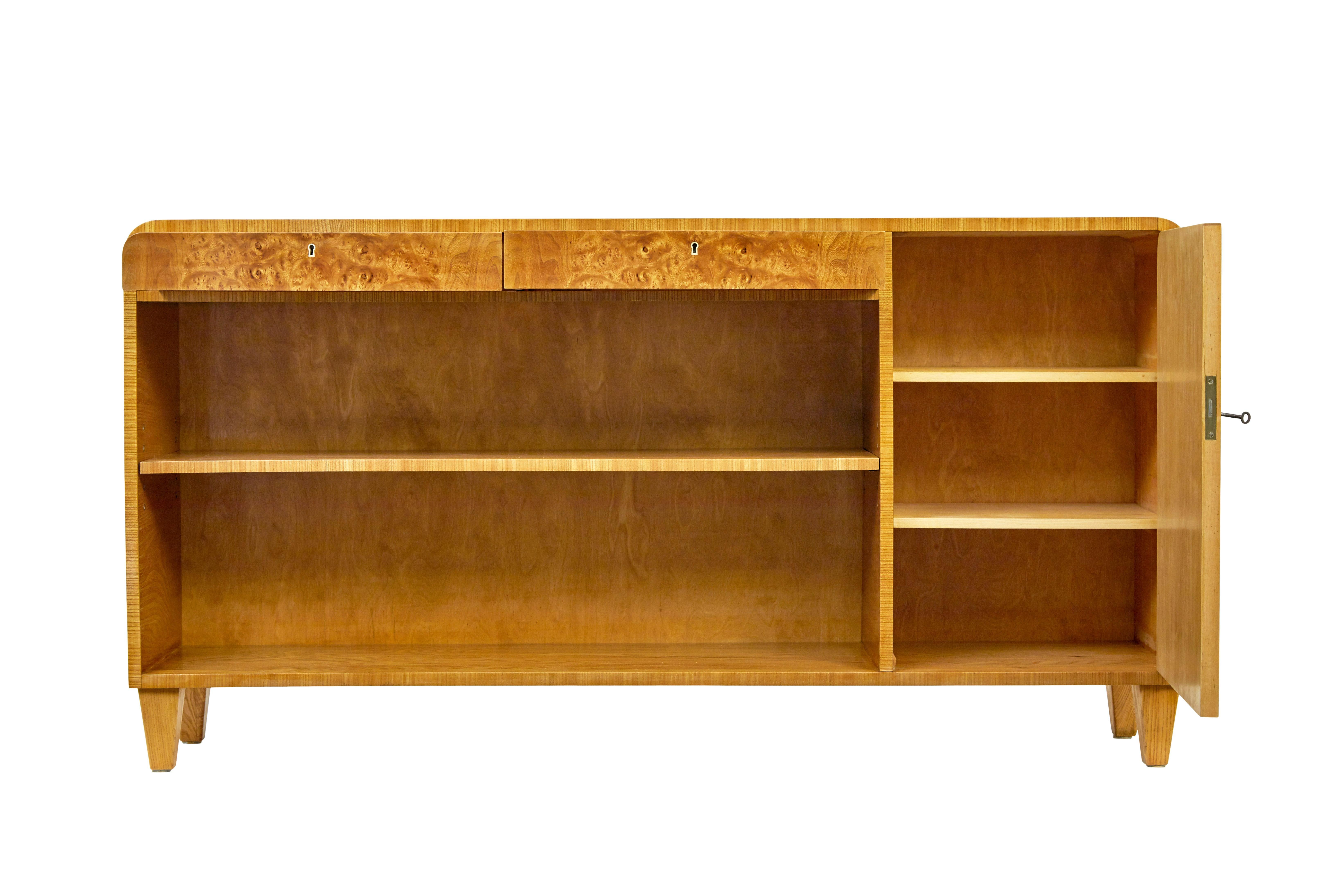 Mid-Century Modern Bibliothèque ouverte basse en loupe d'orme suédoise du milieu du siècle dernier en vente