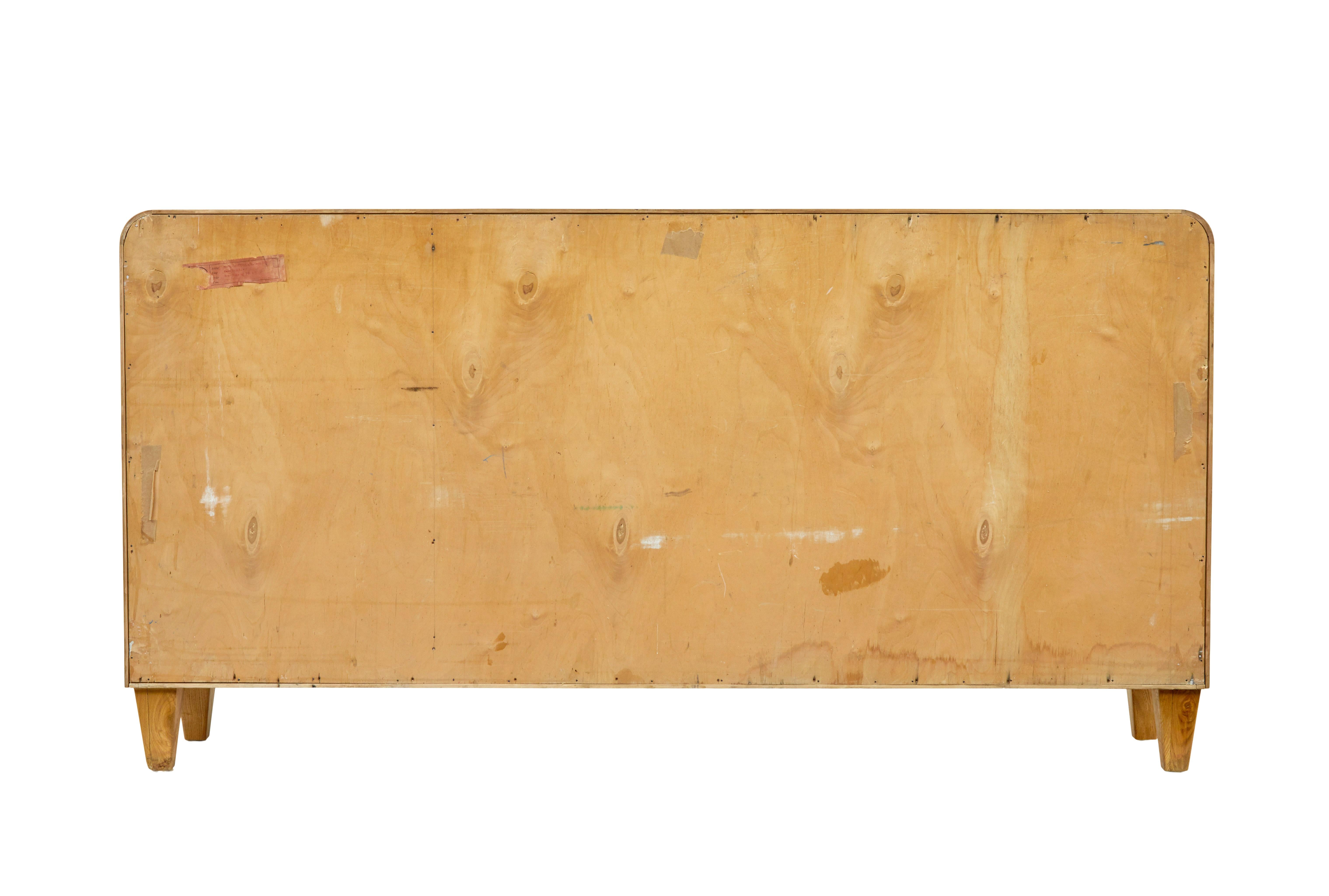 Sculpté à la main Bibliothèque ouverte basse en loupe d'orme suédoise du milieu du siècle dernier en vente