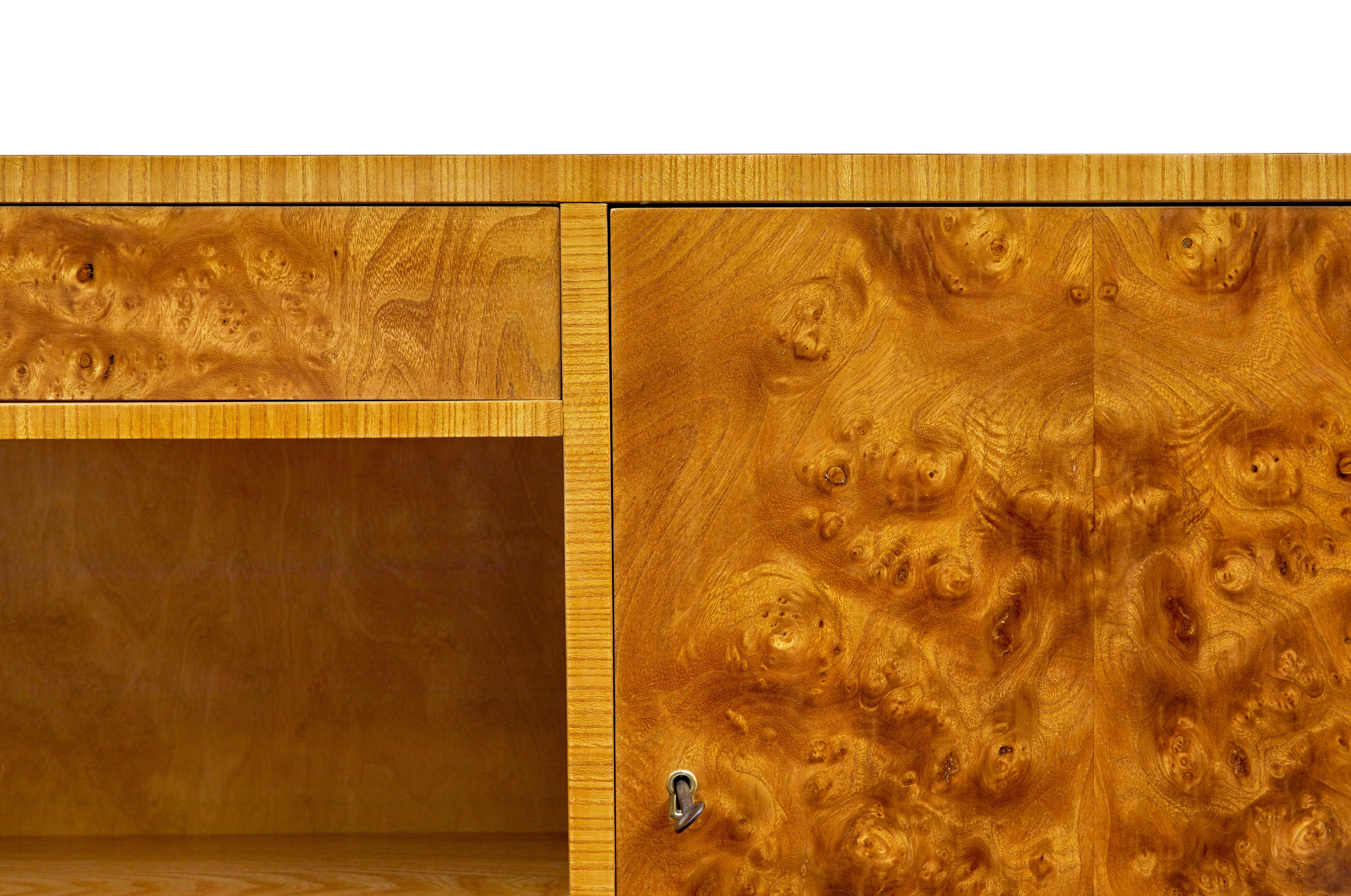 20ième siècle Bibliothèque ouverte basse en loupe d'orme suédoise du milieu du siècle dernier en vente