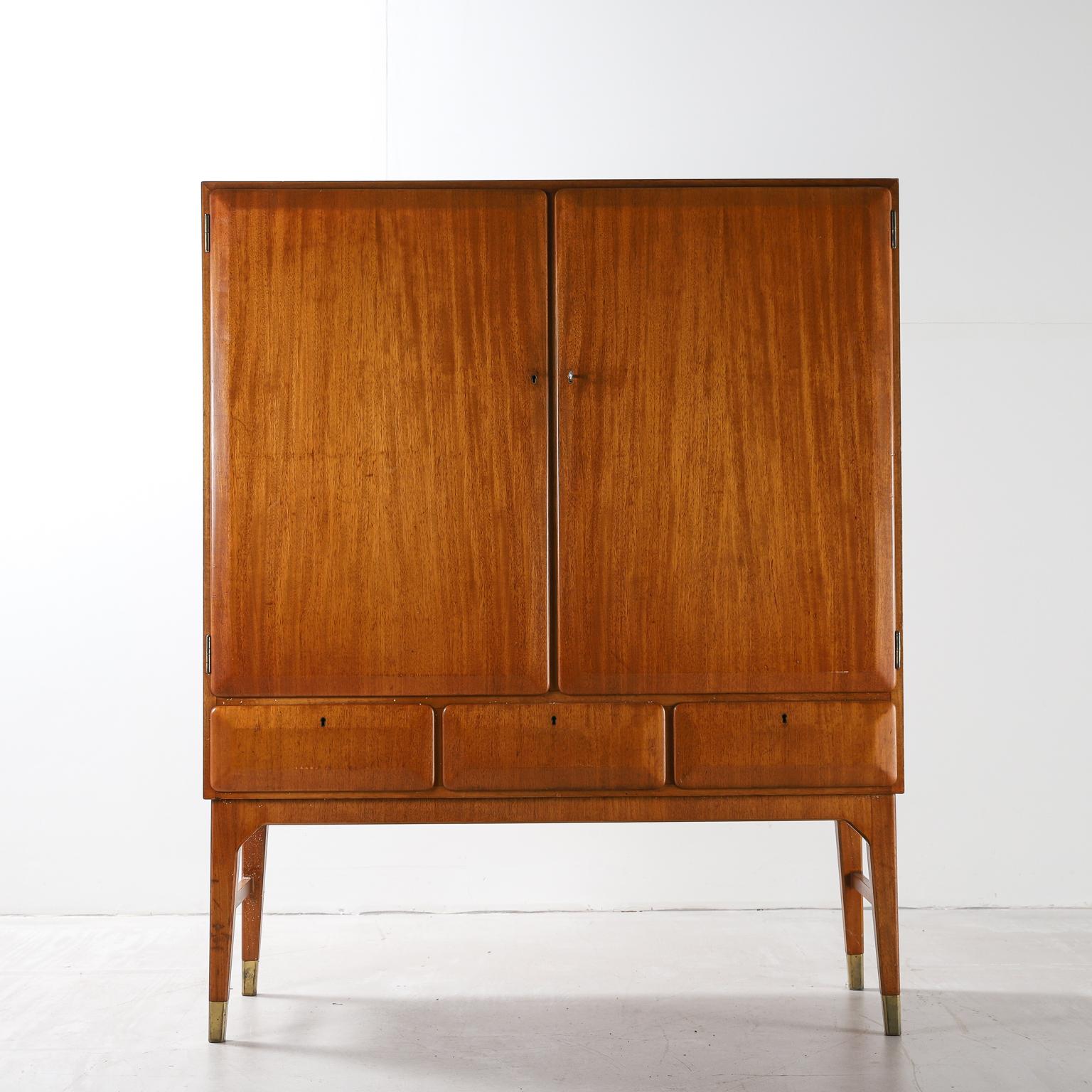 Swedish midcentury cabinet by Bertil Fridhagen for Bodafors, 1950s

Large cabinet made from solid wood. The piece features two large lockers and three drawers. Inside the drawers are smaller wooden trays. Antique Brass feet/socks and hinges with