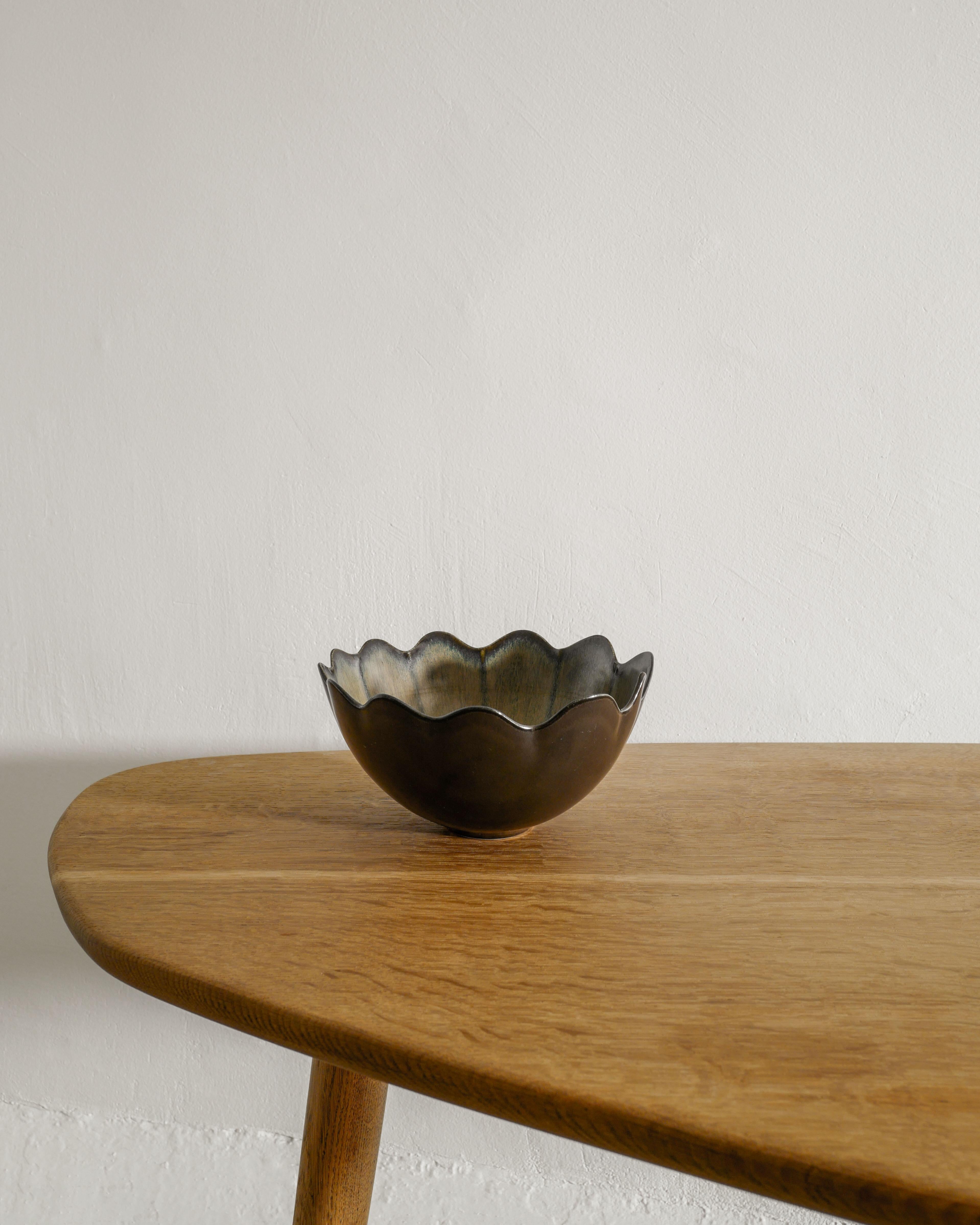 Ciotola svedese di metà secolo in ceramica di Gabi Citron-Tengborg per Gustavsberg Svezia In condizioni buone in vendita a Stockholm, SE