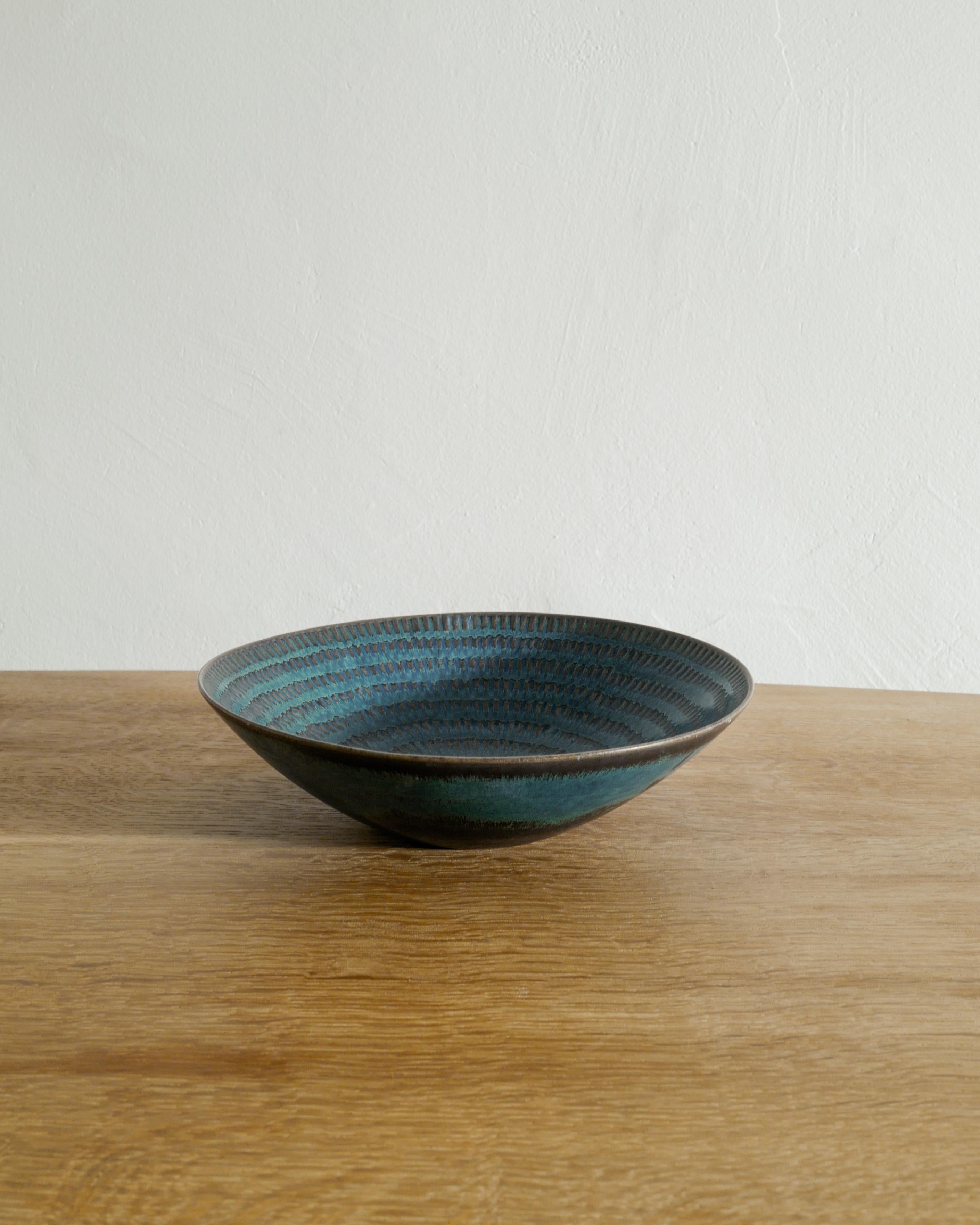Rare Swedish mid century ceramic stoneware bowl in turqoise glaze by Stig Lindberg for Gustavsberg Studio Sweden, 1963. In good original condition and signed by the artist. 

Dimensions: H: 7 cm / 2.75