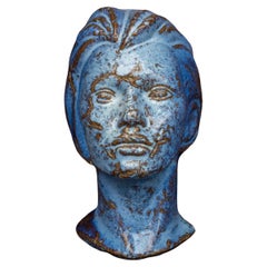 Máscara de cerámica sueca de mediados de siglo - Escultura facial esmaltada en azul, ca. 1970