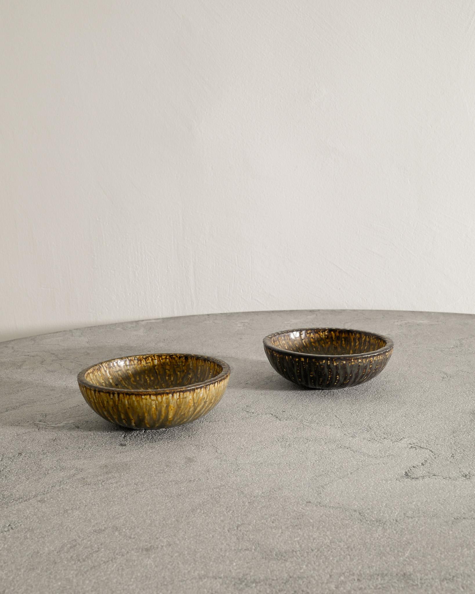Rara coppia di ciotole svedesi di metà secolo in ceramica/gres 
