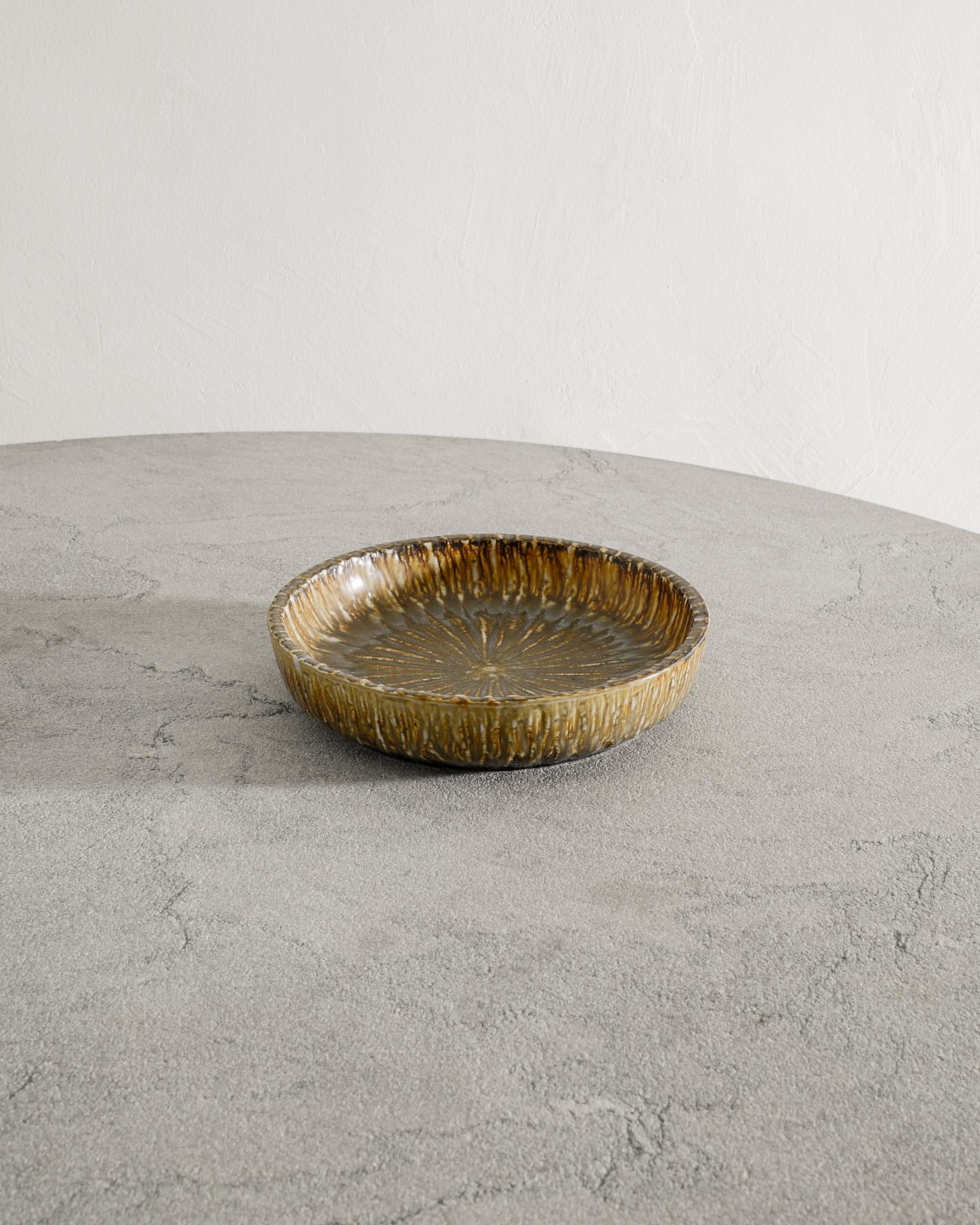 Raro plato / cuenco grande decorativo sueco de cerámica / gres de mediados de siglo 