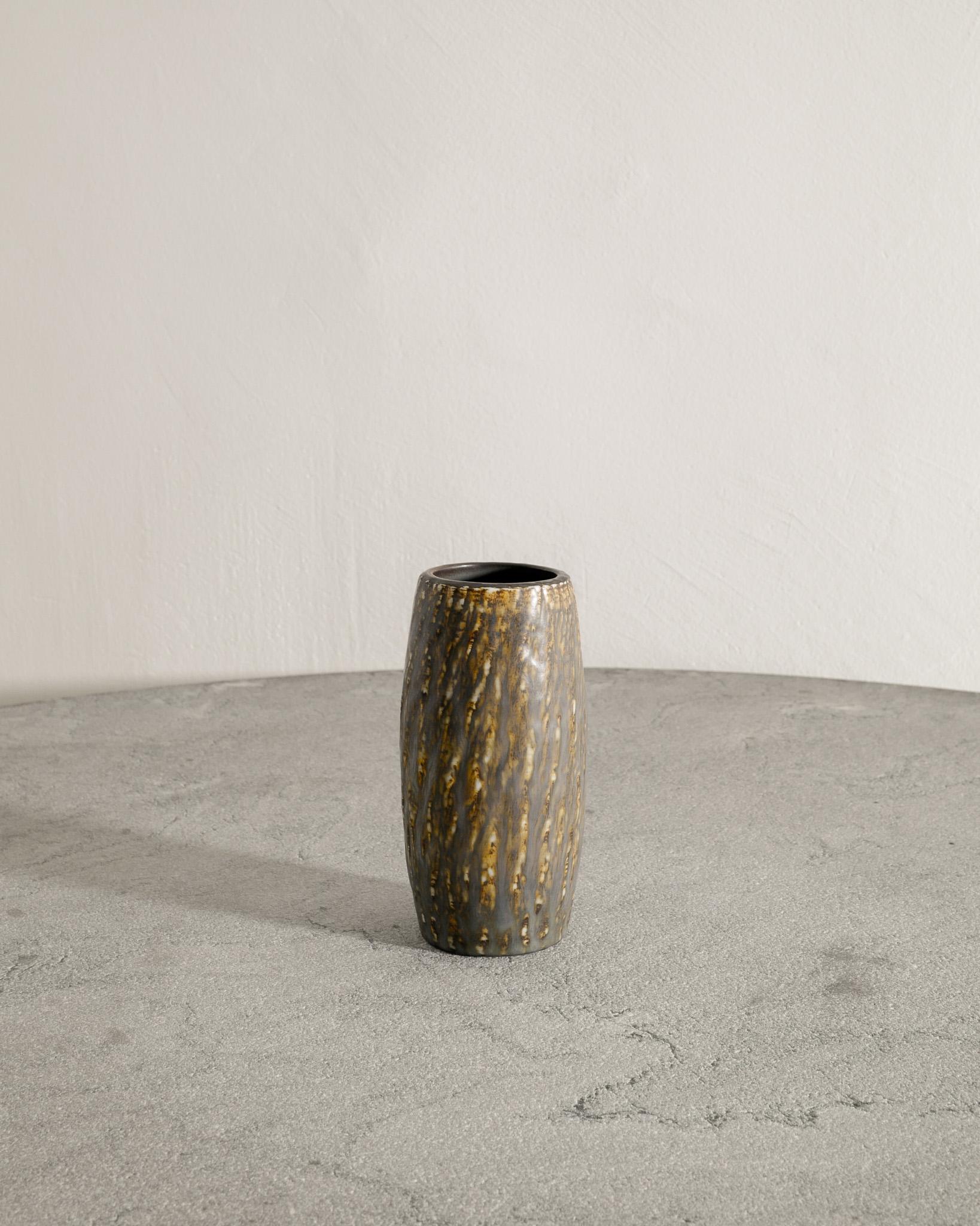 Scandinavo moderno Vaso svedese di metà secolo in ceramica 
