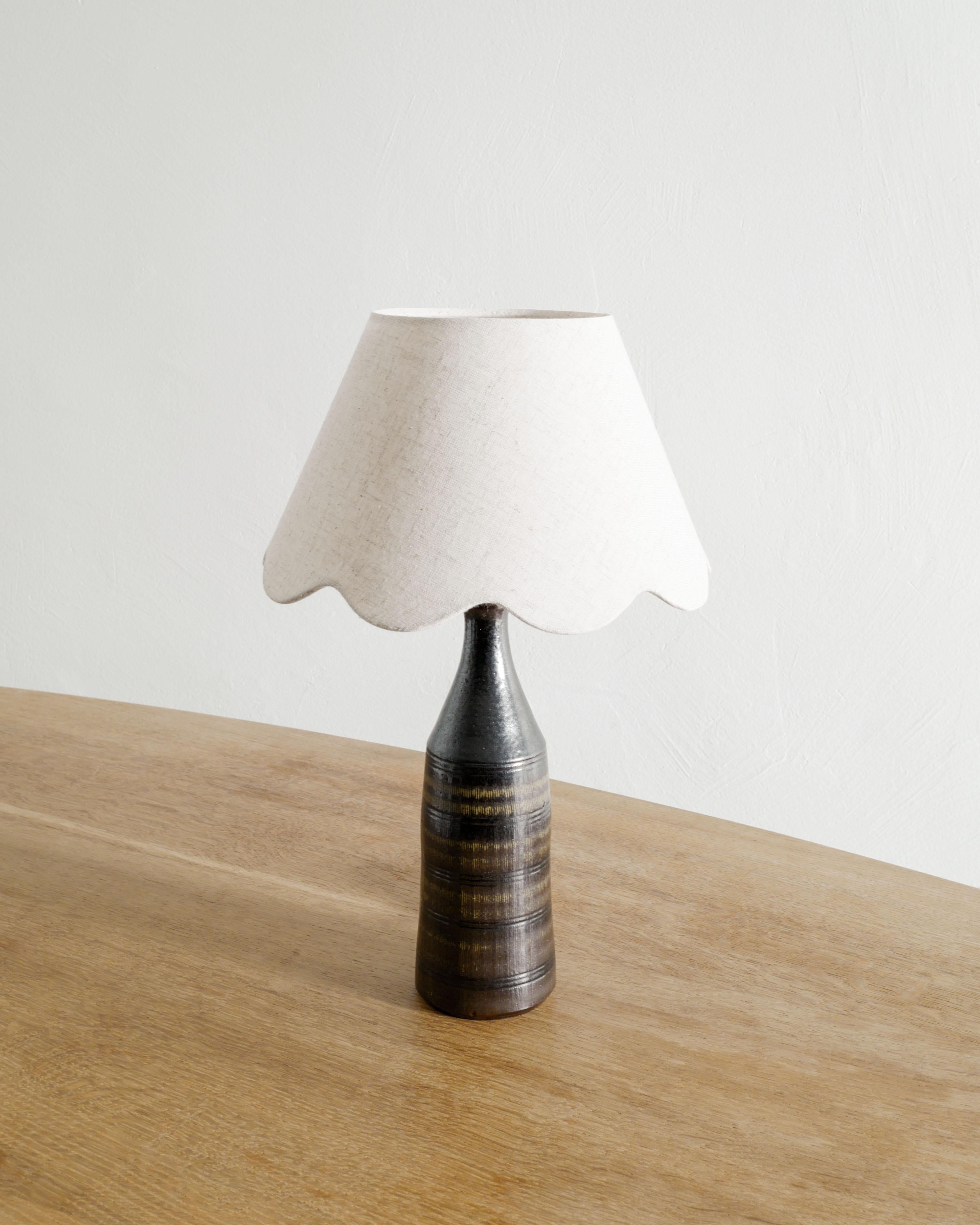 Rare Swedish mid century cylinder bottle ceramic desk / table lamp by Arthur Andersson in brown golden glaze for Wallåkra Sweden, 1940s. 
In good vintage condition with newer wiring and signed by the artist. 

Dimensions (without the shade): H: 32