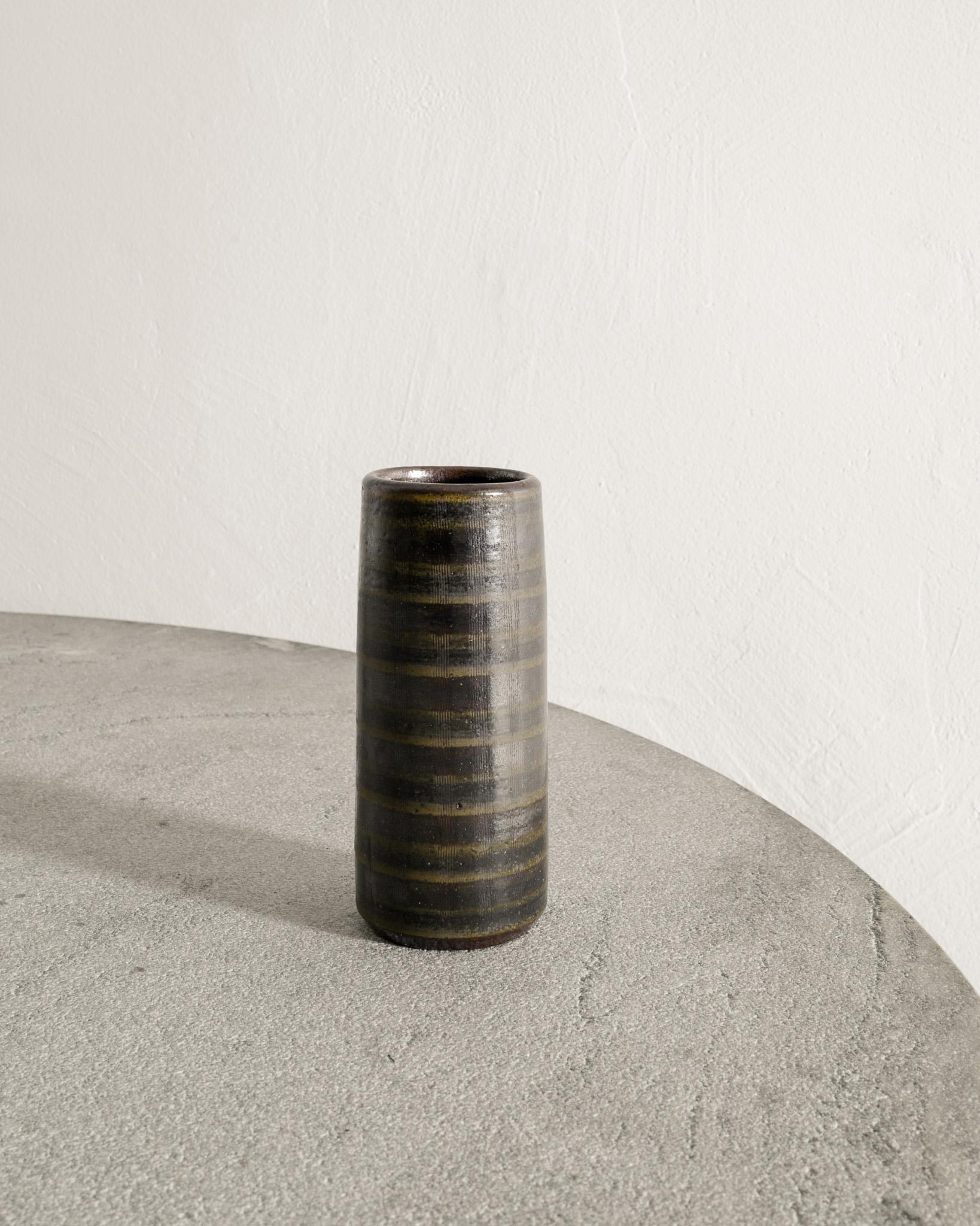Seltene schwedische gestreifte Zylindervase aus der Mitte des Jahrhunderts in brauner, grüner und gelber Glasur von Arthur Andersson für Wallåkra Schweden, 1940er Jahre. In gutem Originalzustand und von der Künstlerin signiert. 

Abmessungen: H: 17