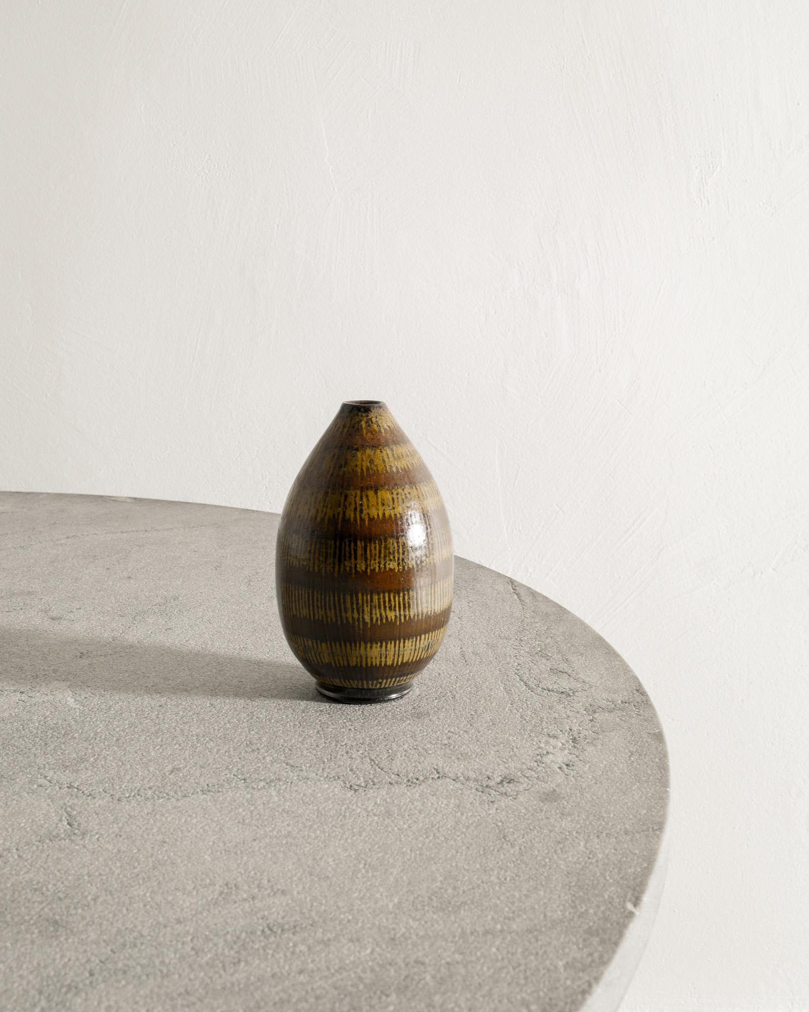 Raro vaso svedese di metà secolo in gres a righe con smalto marrone e giallo di Arthur Andersson per Wallåkra Svezia, anni '40. In buone condizioni originali e firmato dall'artista. 

Dimensioni: H: 17 cm Diametro: 10 cm 
