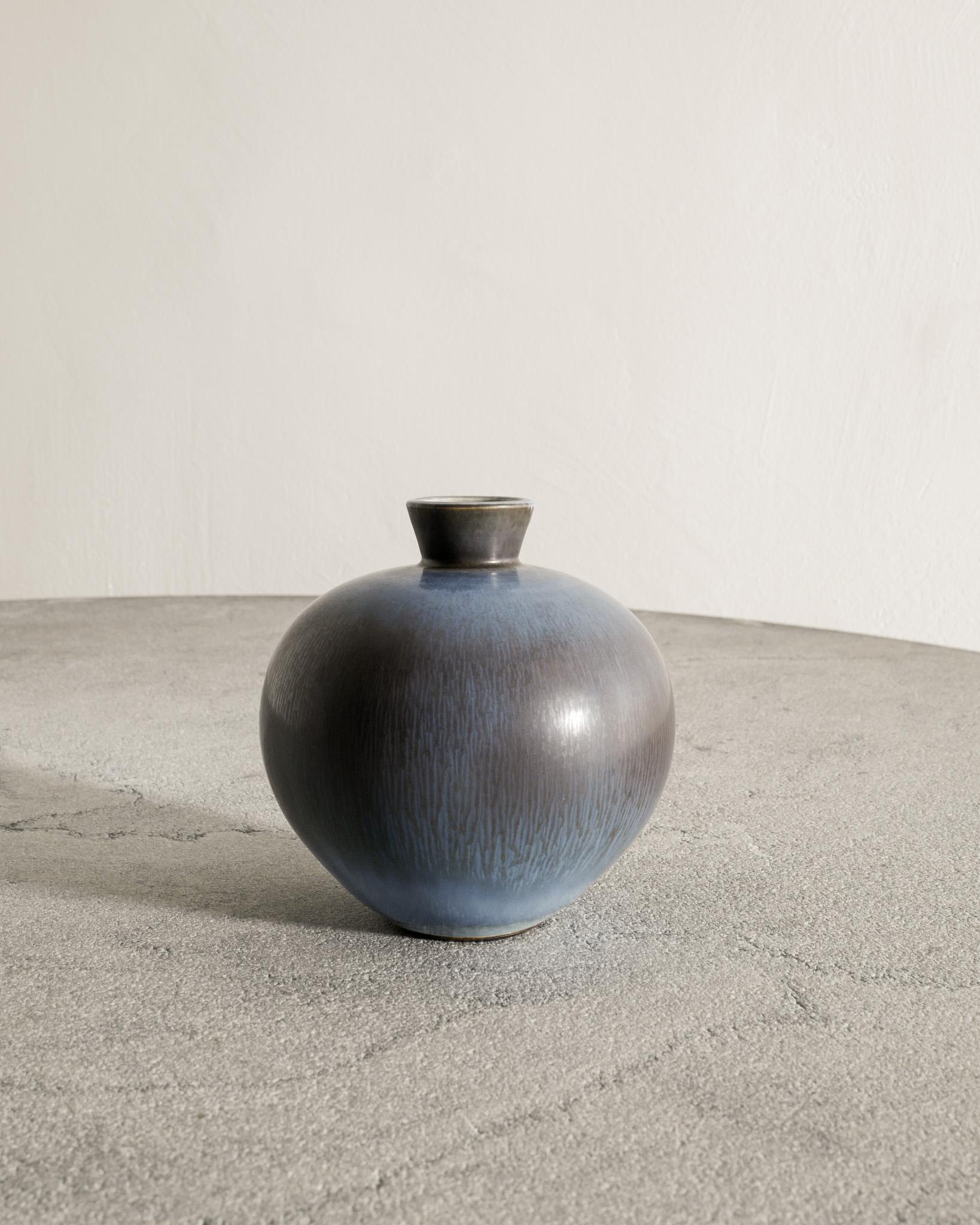 Rare vase rond en céramique / grès suédois du milieu du siècle en émail bleu brun fourrure de lièvre par Berndt Friberg produit par Gustavsberg Suède, 1977.
En bon état d'origine, signé et daté par l'artiste. 

Dimensions : H : 16 cm / 6.30