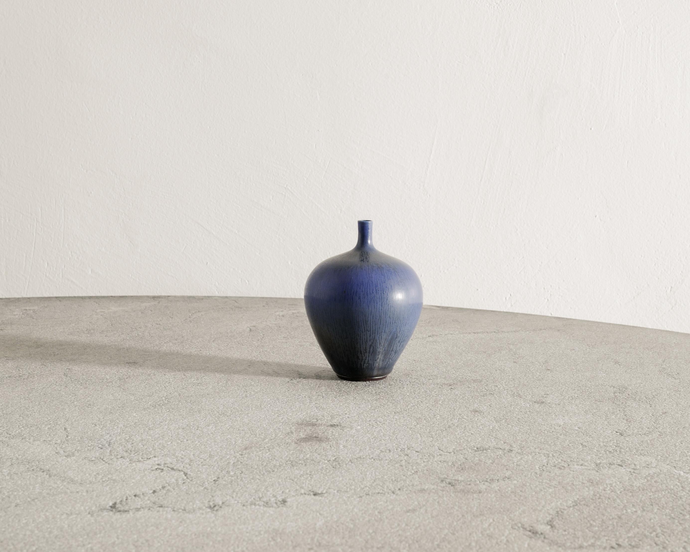 Rare vase suédois en céramique / grès du milieu du siècle en émail bleu fourrure de lièvre par Berndt Friberg produit par Gustavsberg Suède, 1971 (M).
En bon état d'origine, signé et daté par l'artiste.

Dimensions : H : 13 cm / 5.10