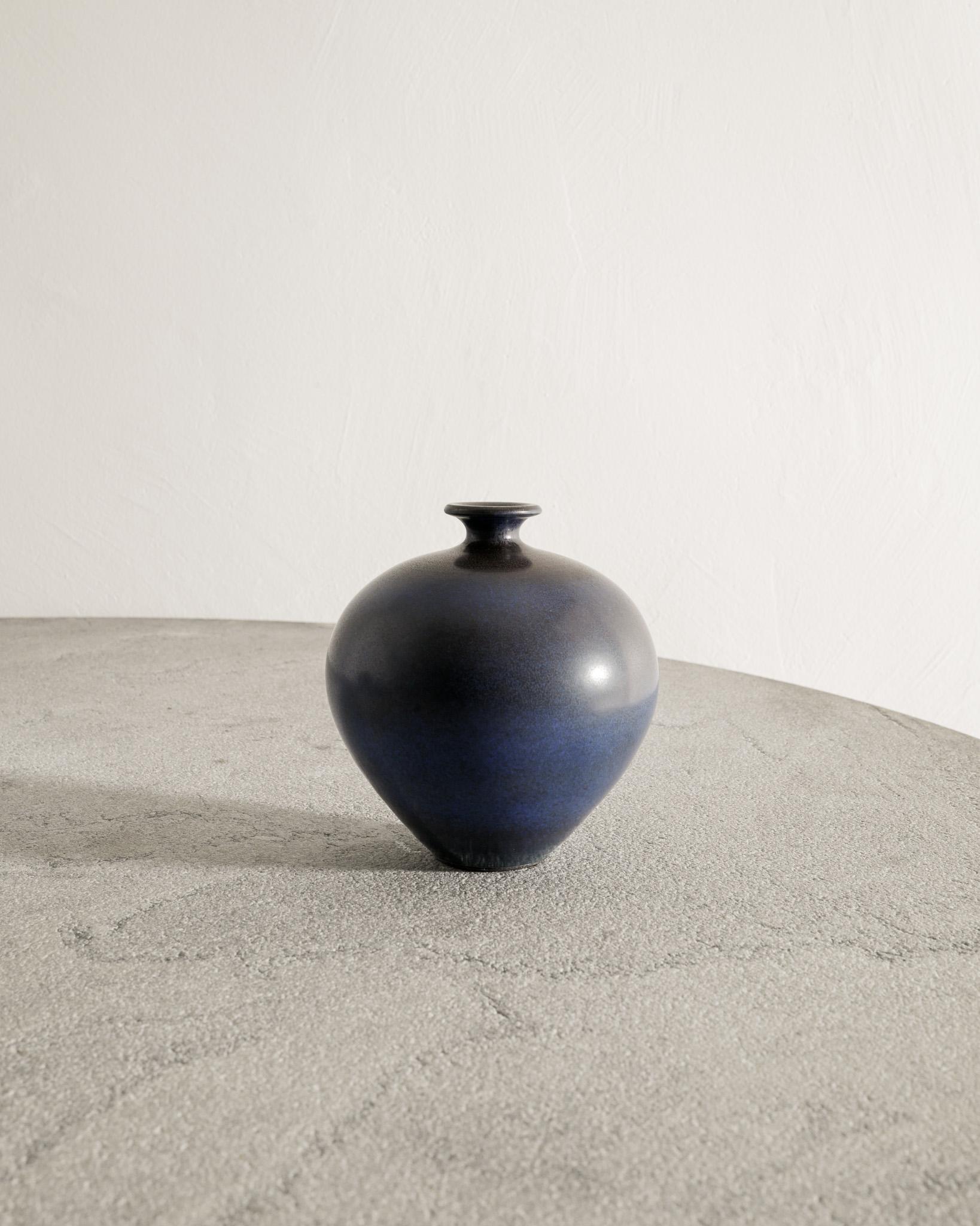 Schwedische Keramikvase aus der Mitte des Jahrhunderts von Berndt Friberg für Gustavsberg Schweden, 1970er Jahre (Skandinavische Moderne) im Angebot