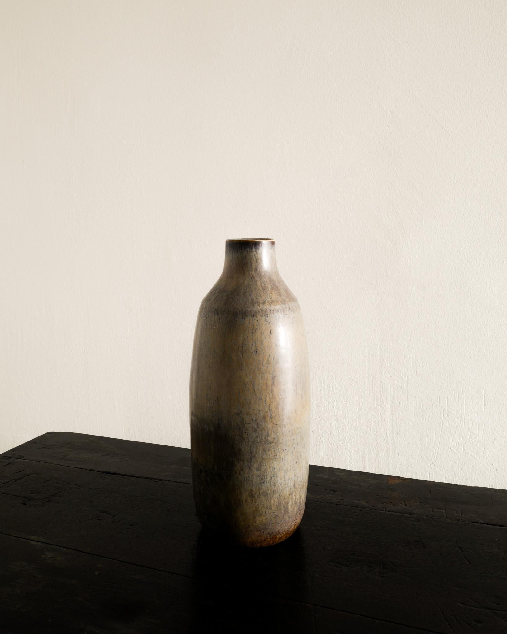 Rare vase / urne en céramique du milieu du siècle par Carl-Harry Stålhane produit pour Rörstrand Suède, années 1950. En bon état d'origine. Signé. 

Dimensions : H : 34 cm / 13.40