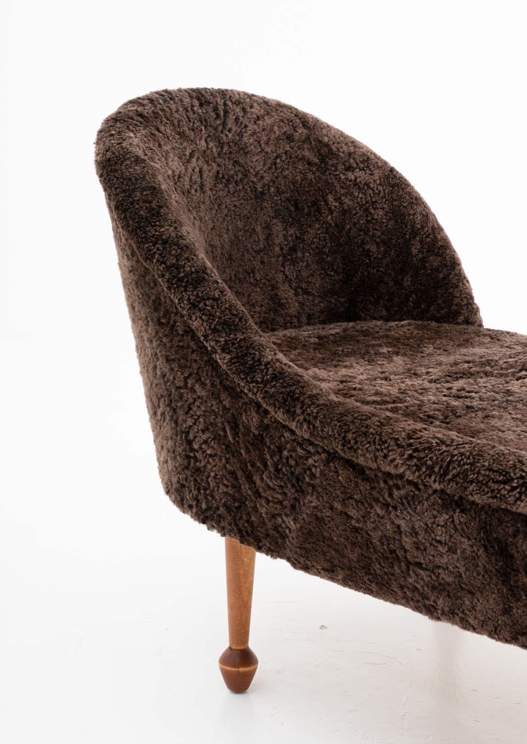 Swedish Midcentury Chaise Longue in Sheepskin In Good Condition In Karlstad, SE
