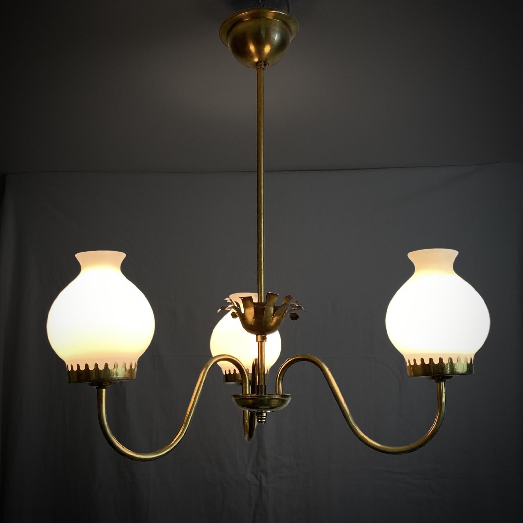 Swedish mid-century chandelier, brass and glass, Scandinavian Modern, 1940s In Good Condition For Sale In Forserum, SE