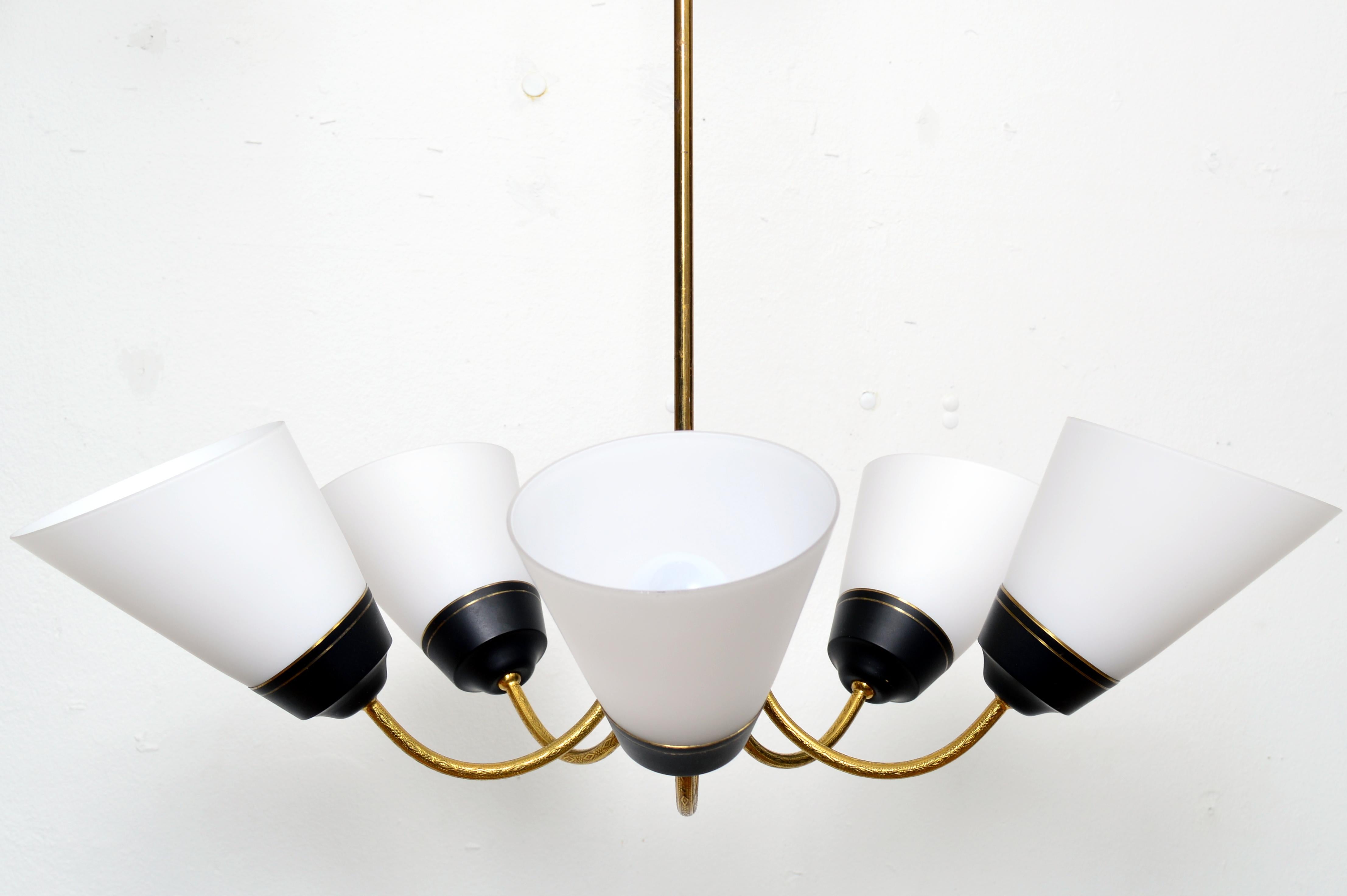 Lustre suédois du milieu du siècle, laiton et verre, Suède, années 1940 Bon état - En vente à Stockholm, SE