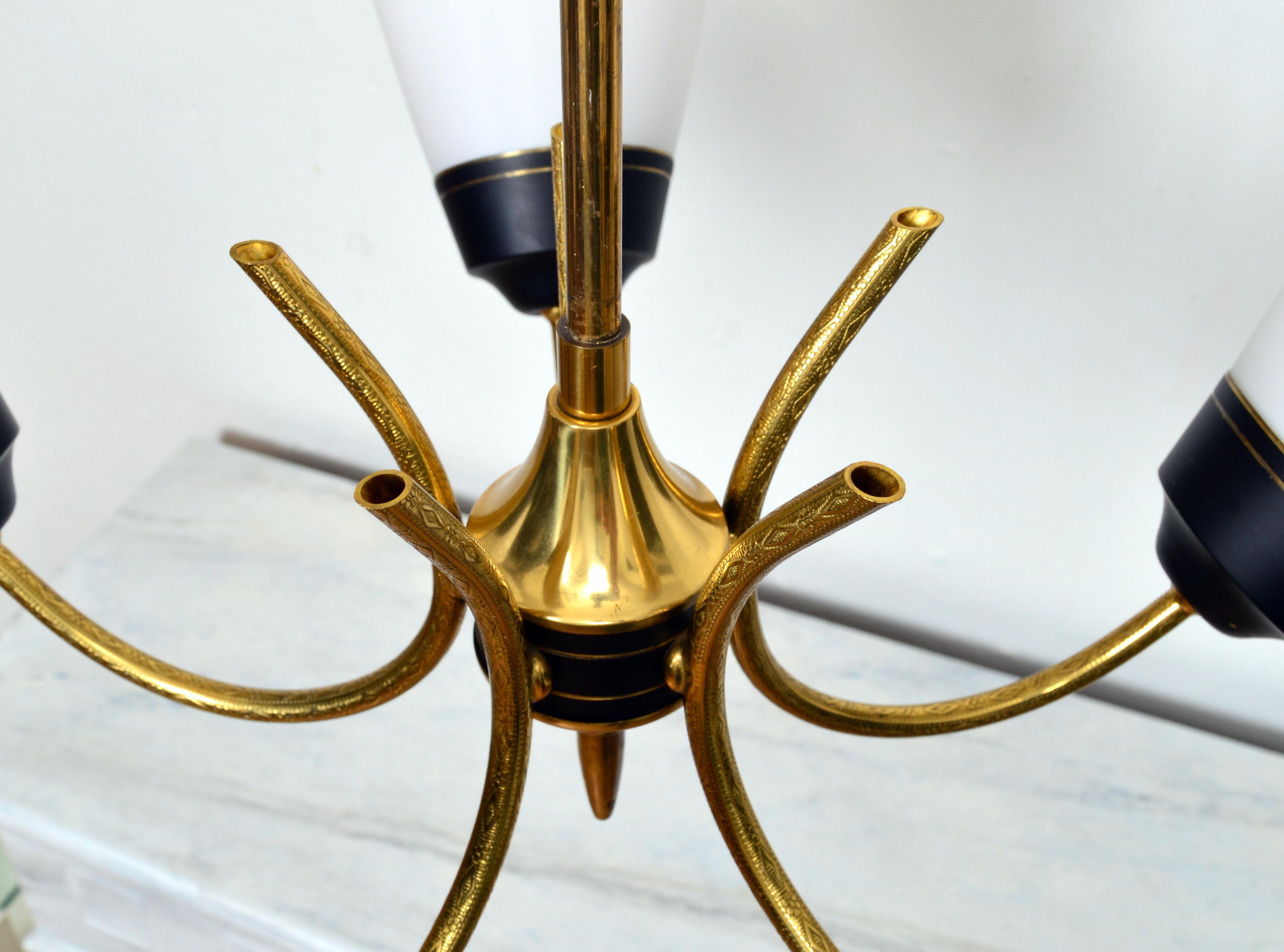 Milieu du XXe siècle Lustre suédois du milieu du siècle, laiton et verre, Suède, années 1940 en vente