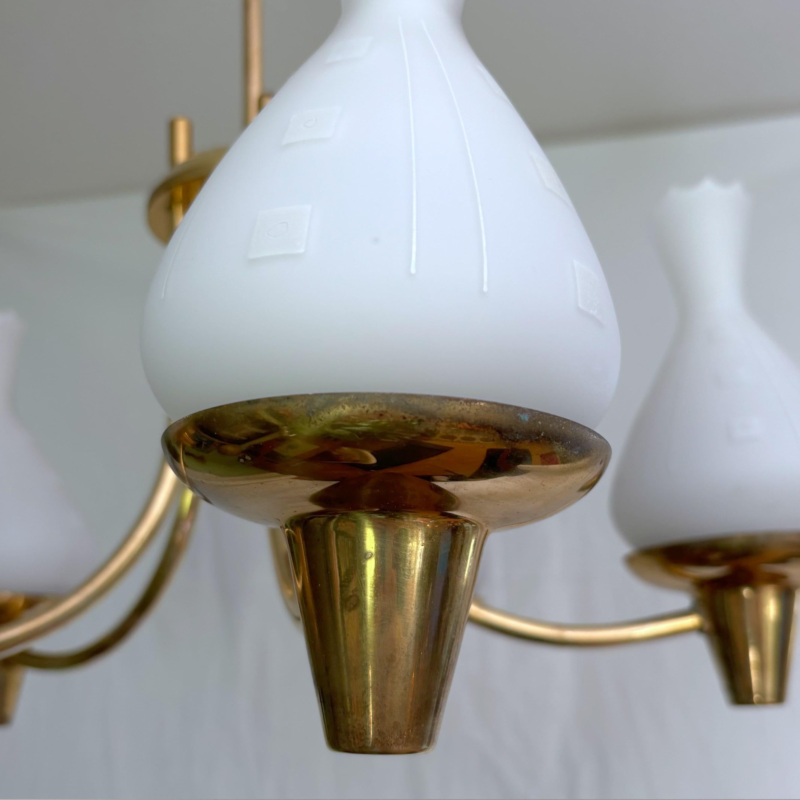 Lampadario svedese di metà secolo in ottone e vetro, anni '40 in vendita 3