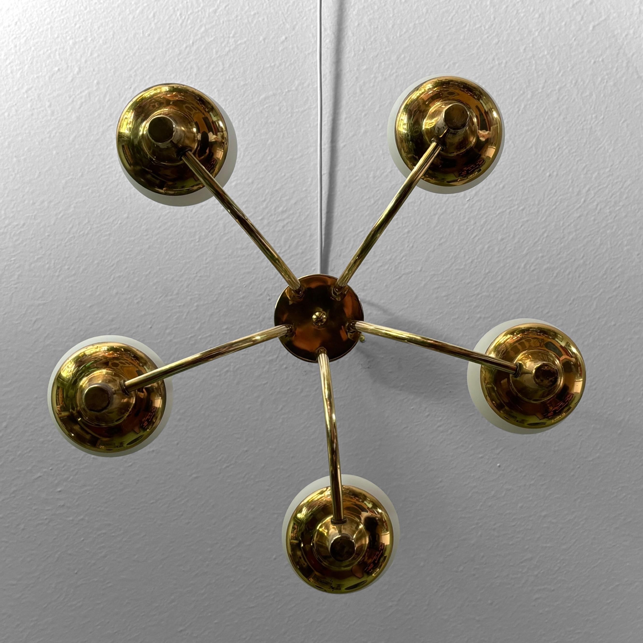 Lampadario svedese di metà secolo in ottone e vetro, anni '40 in vendita 4