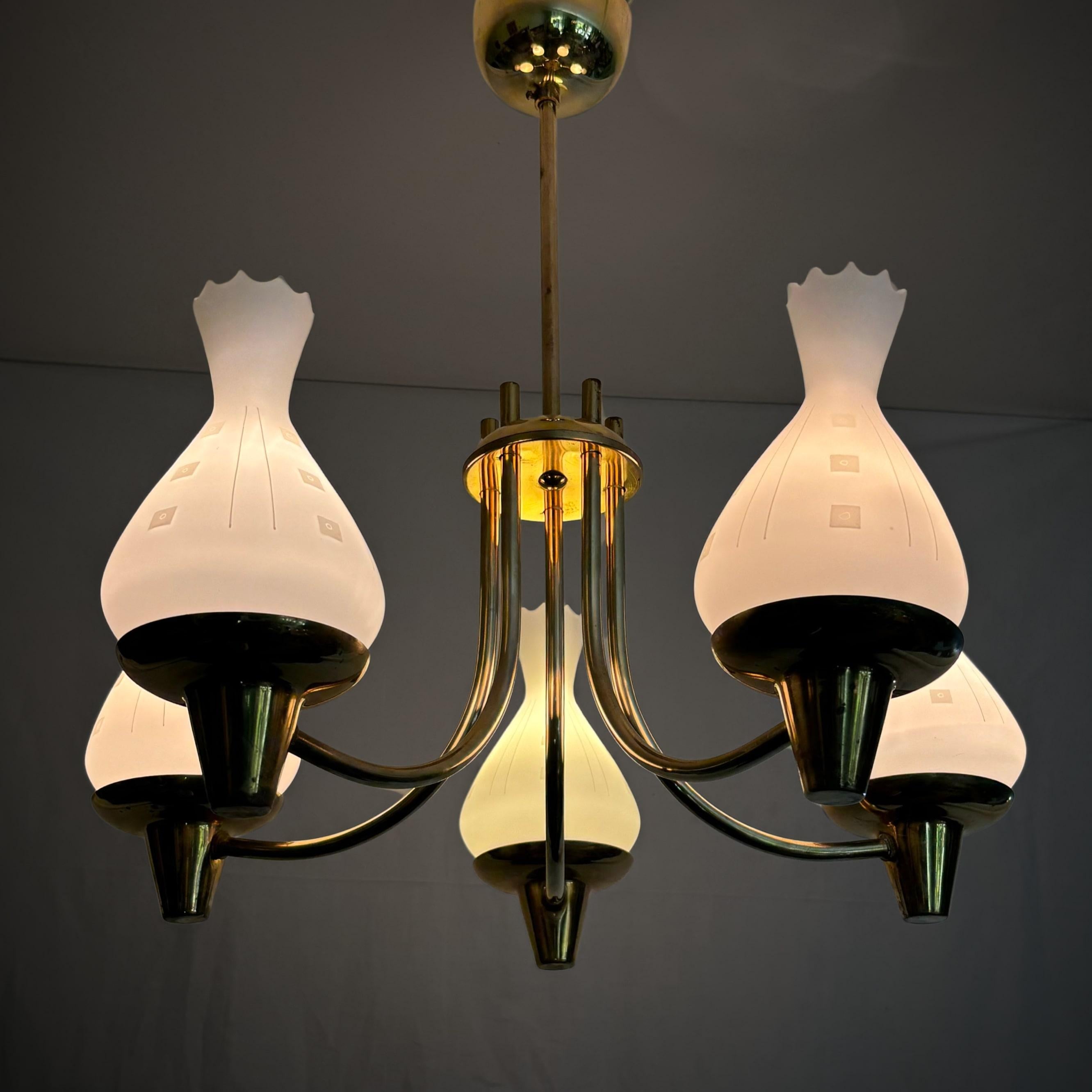 Scandinavo moderno Lampadario svedese di metà secolo in ottone e vetro, anni '40 in vendita