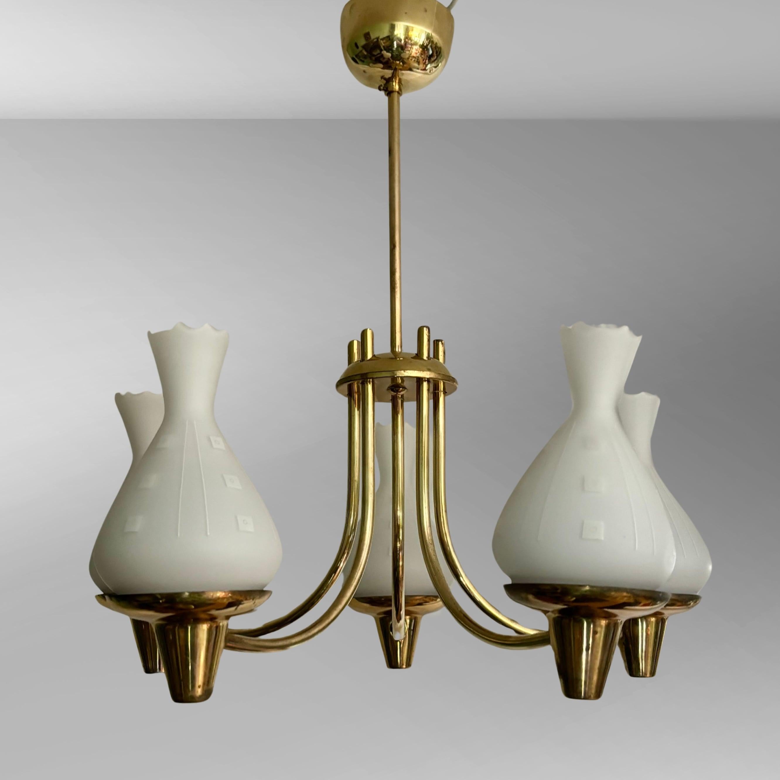 Svedese Lampadario svedese di metà secolo in ottone e vetro, anni '40 in vendita