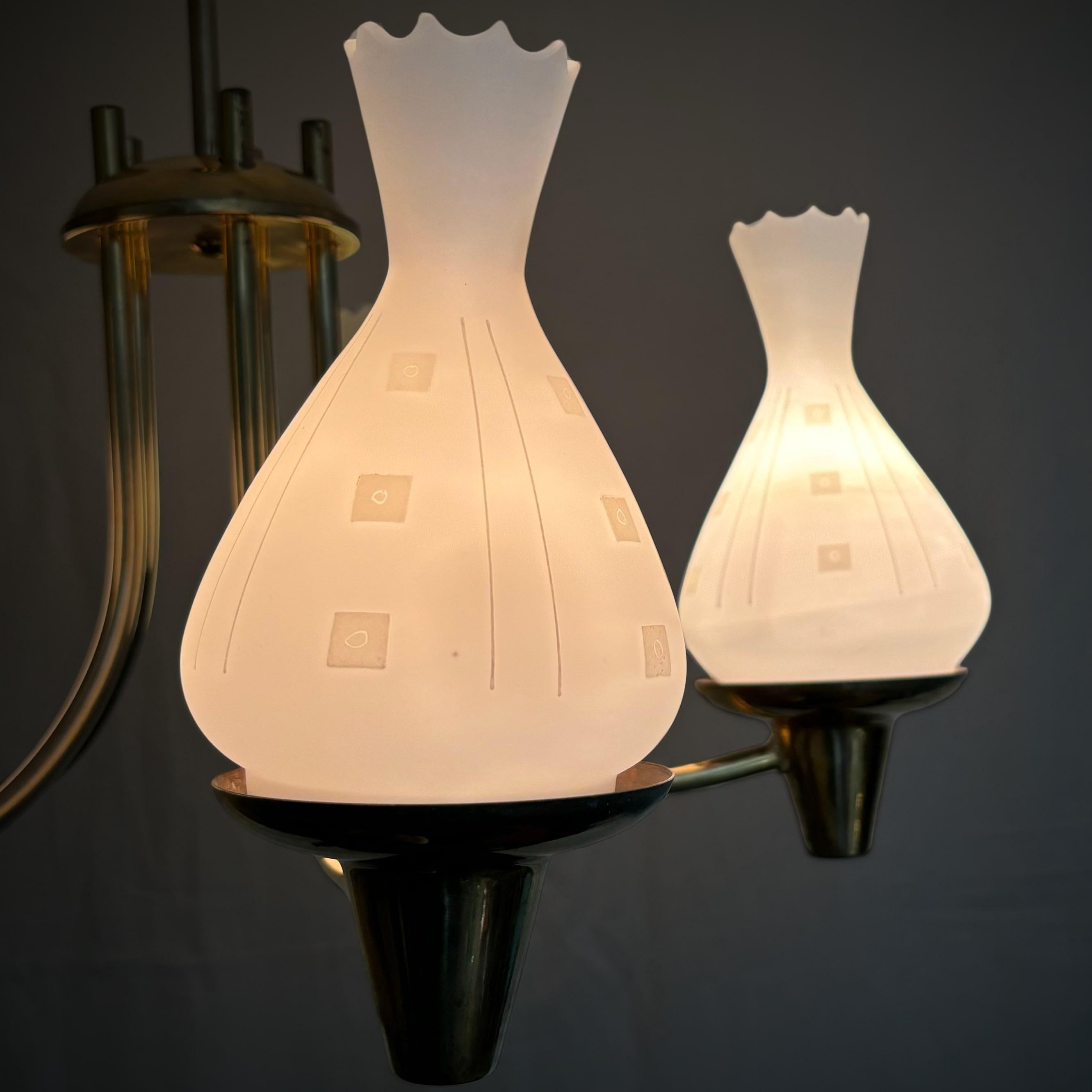 Ottone Lampadario svedese di metà secolo in ottone e vetro, anni '40 in vendita