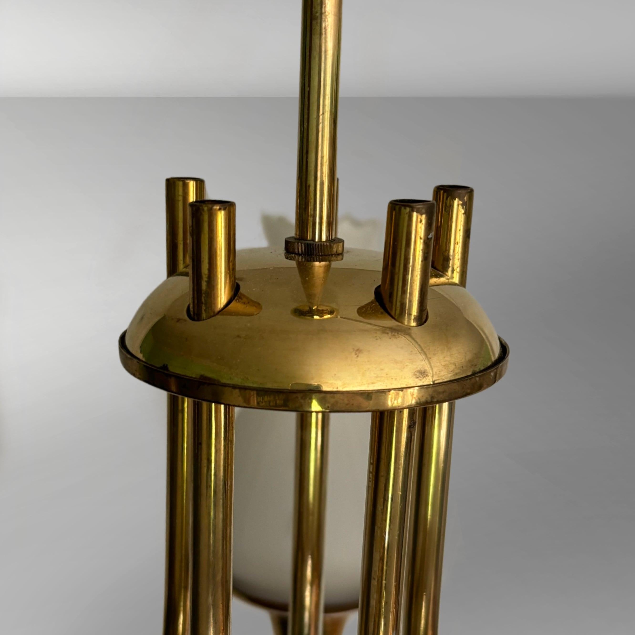 Lampadario svedese di metà secolo in ottone e vetro, anni '40 in vendita 1