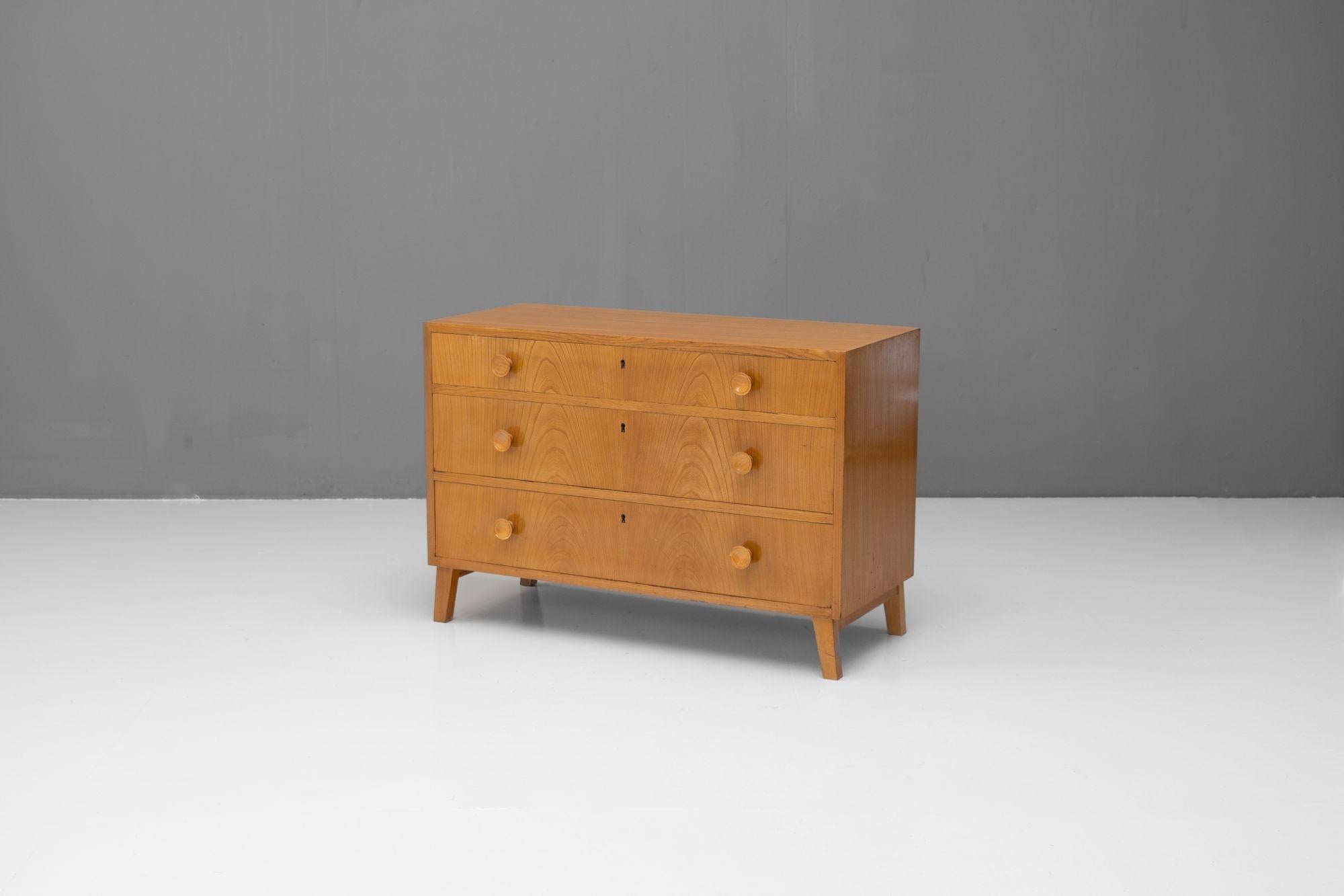 Commode suédoise du milieu du siècle à trois tiroirs. Cadre en pin et placage en orme. Suède vers 1960.

H 65cm x L 95cm x P 43cm