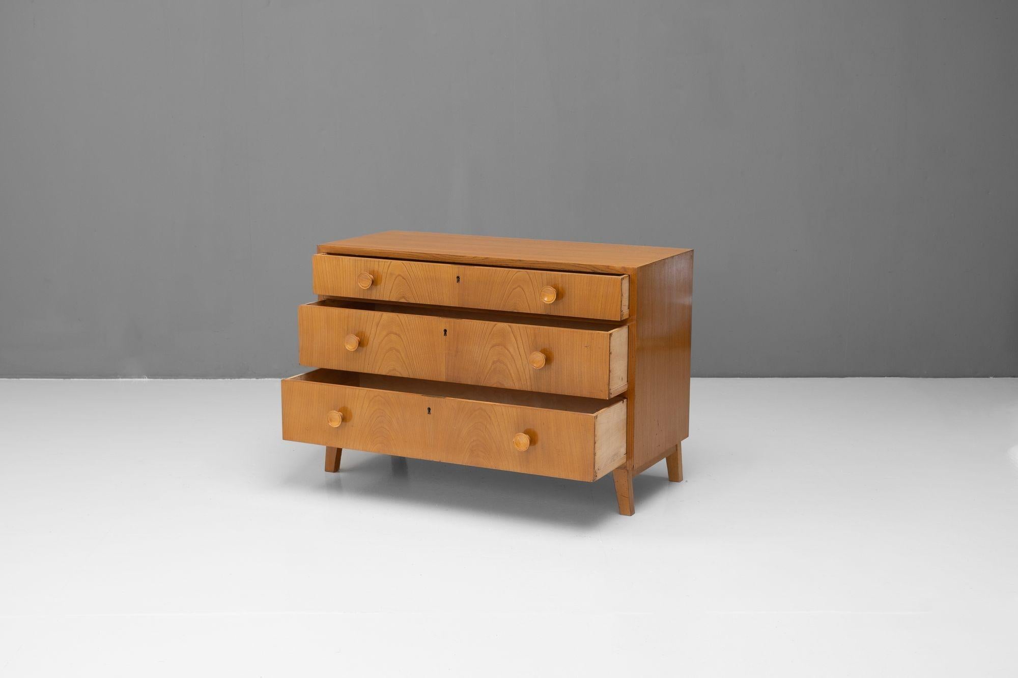 Commode suédoise du milieu du siècle Bon état - En vente à London, England