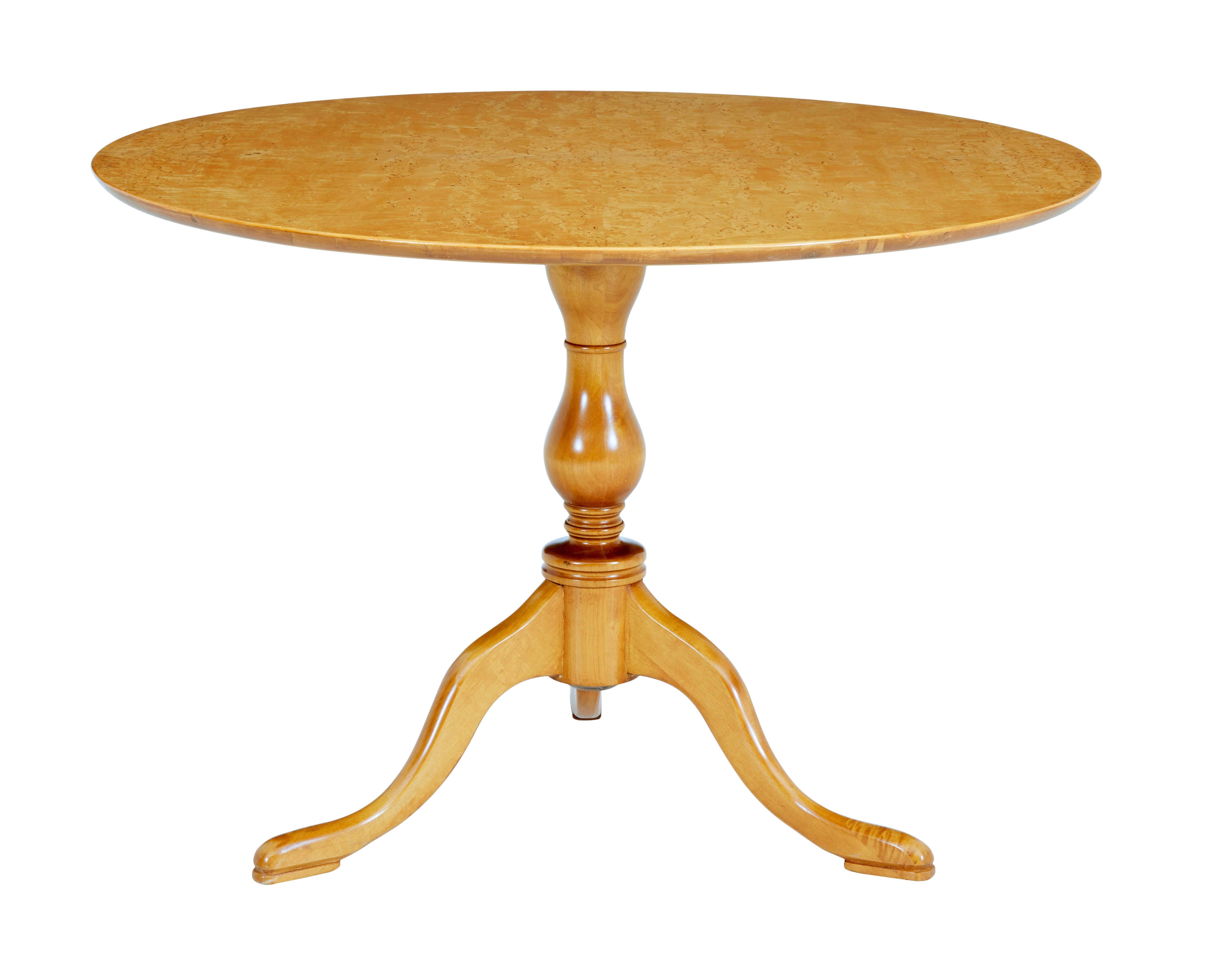 Table d'appoint circulaire en bouleau du milieu du 20e siècle, vers 1940.

Table d'appoint circulaire en loupe de bouleau de belle qualité, de style victorien. Dessus plaqué sur quartier avec détails en ronce. Base à tige tournée, reposant sur 3