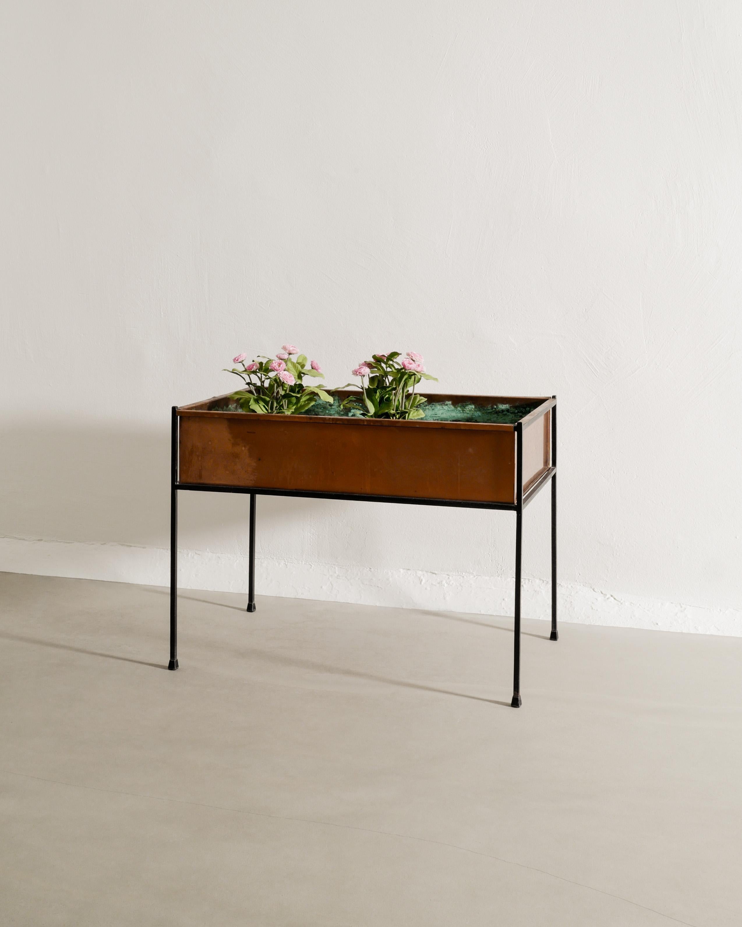 Rare jardinière de table du milieu du siècle en cuivre avec un support en métal laqué noir par Hans-Agne Jakobsson produit en Suède, années 1950. En bon état d'origine. Les fleurs ne sont pas incluses.

Dimensions : H : 50 cm / 19.70