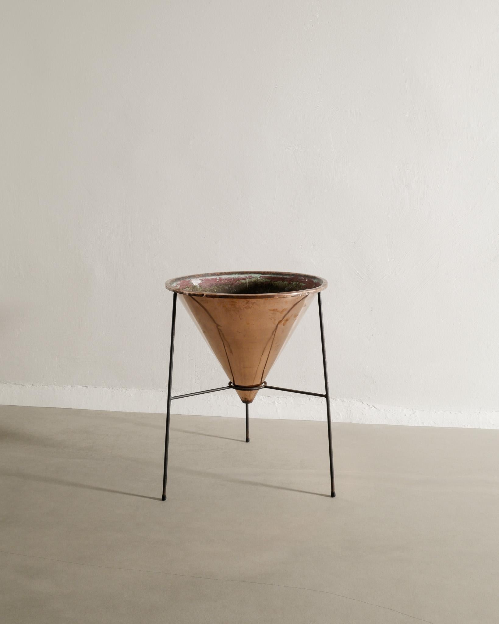 Rare table à fleurs tripode du milieu du siècle en cuivre avec un support en fer noir par Hans-Agne Agnes Jakobsson produit en Suède, années 1950. En bon état vintage. Stable. 

Dimensions : H : 50 cm / 19.70